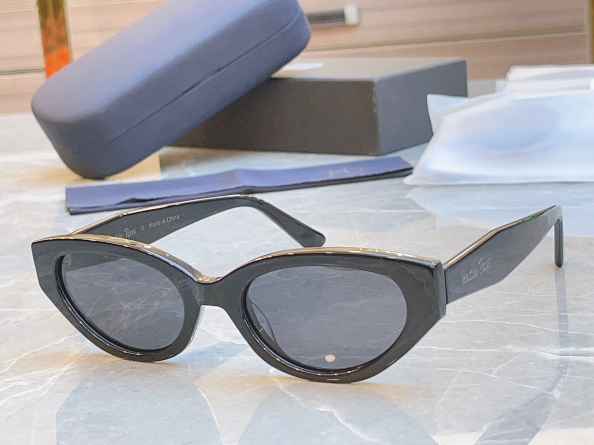 ，配全套包装新款【Katie Ross】新款太阳镜，MODEL：04251，低调大方[亲亲] 时尚大框[