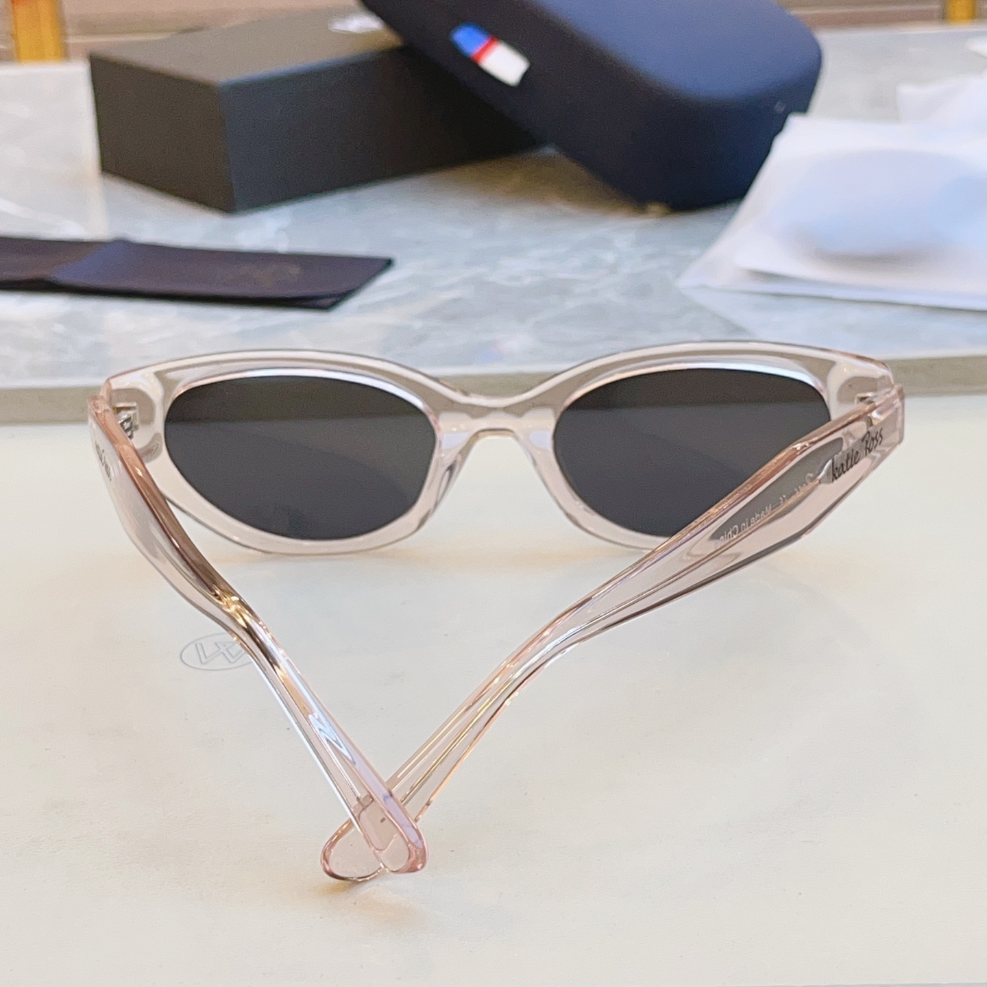 ，配全套包装新款【Katie Ross】新款太阳镜，MODEL：04251，低调大方[亲亲] 时尚大框[