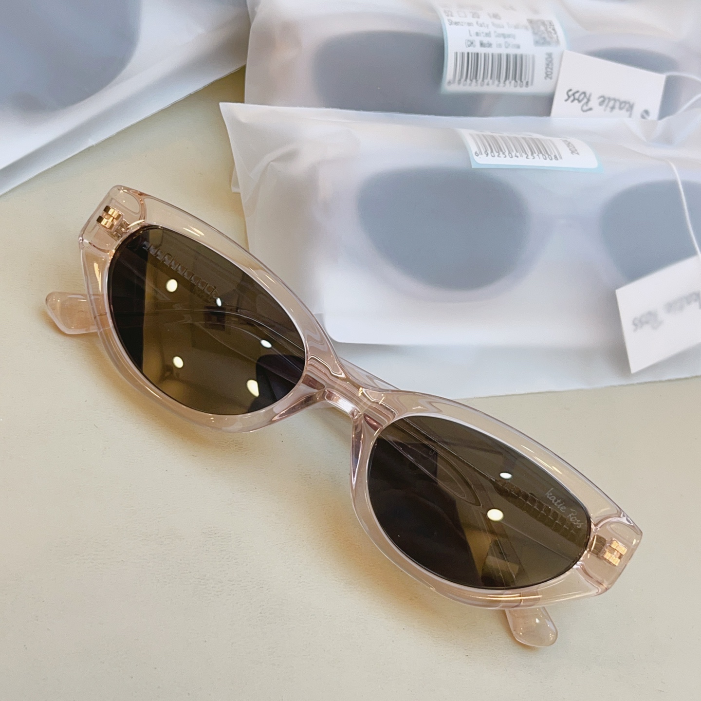 ，配全套包装新款【Katie Ross】新款太阳镜，MODEL：04251，低调大方[亲亲] 时尚大框[