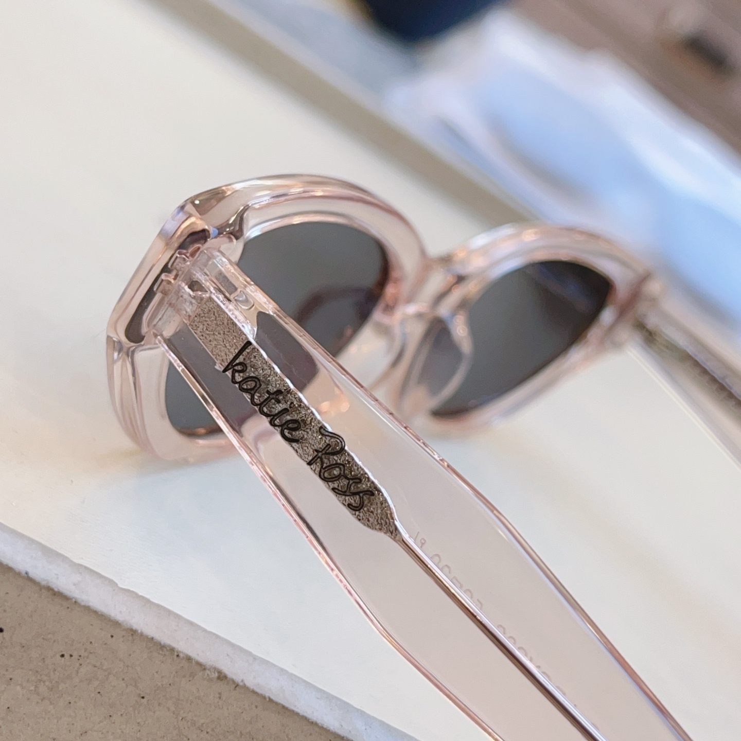 ，配全套包装新款【Katie Ross】新款太阳镜，MODEL：04251，低调大方[亲亲] 时尚大框[