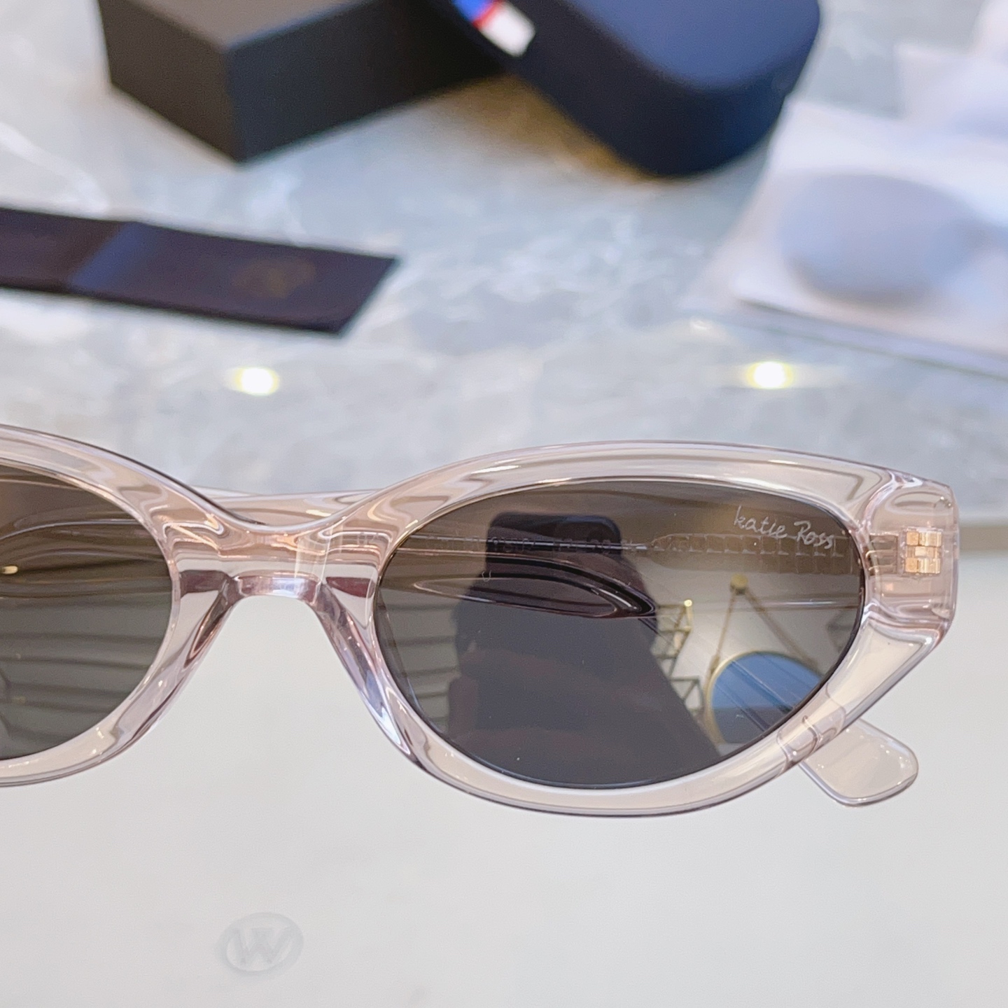 ，配全套包装新款【Katie Ross】新款太阳镜，MODEL：04251，低调大方[亲亲] 时尚大框[