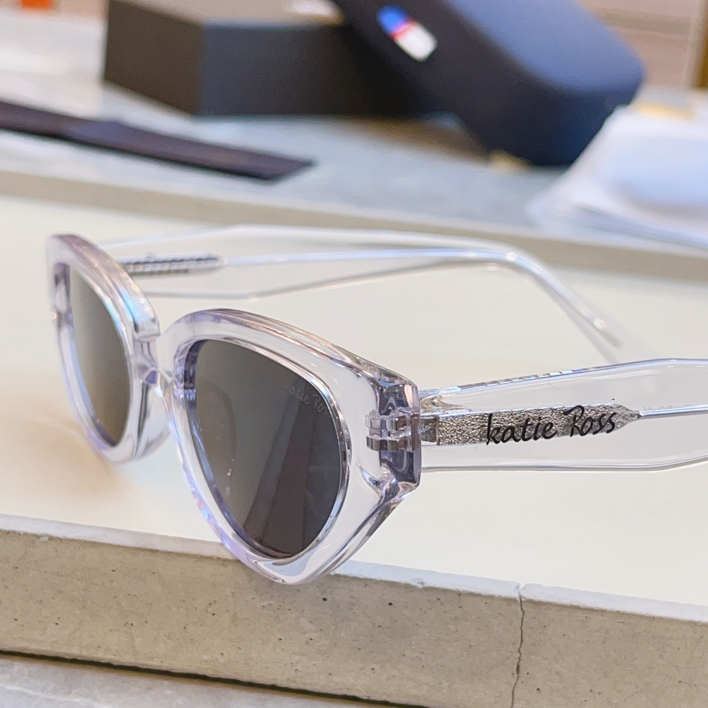 ，配全套包装新款【Katie Ross】新款太阳镜，MODEL：04251，低调大方[亲亲] 时尚大框[