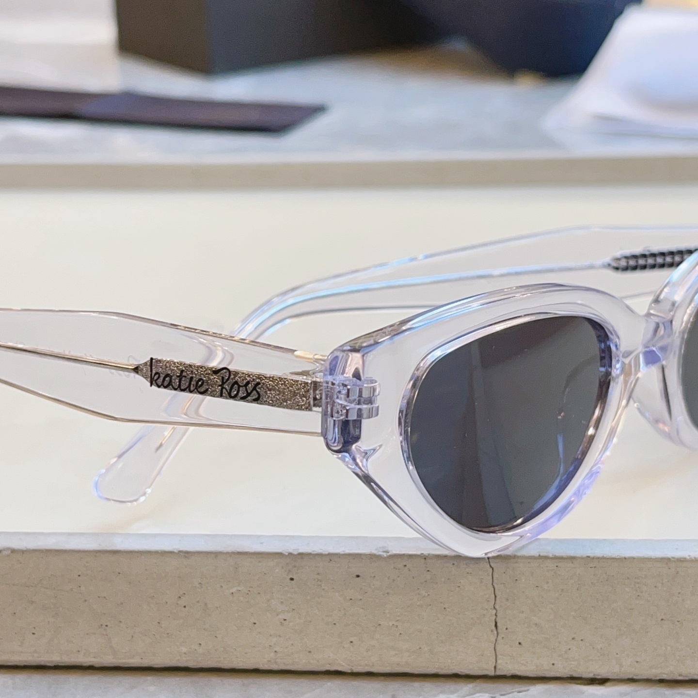 ，配全套包装新款【Katie Ross】新款太阳镜，MODEL：04251，低调大方[亲亲] 时尚大框[