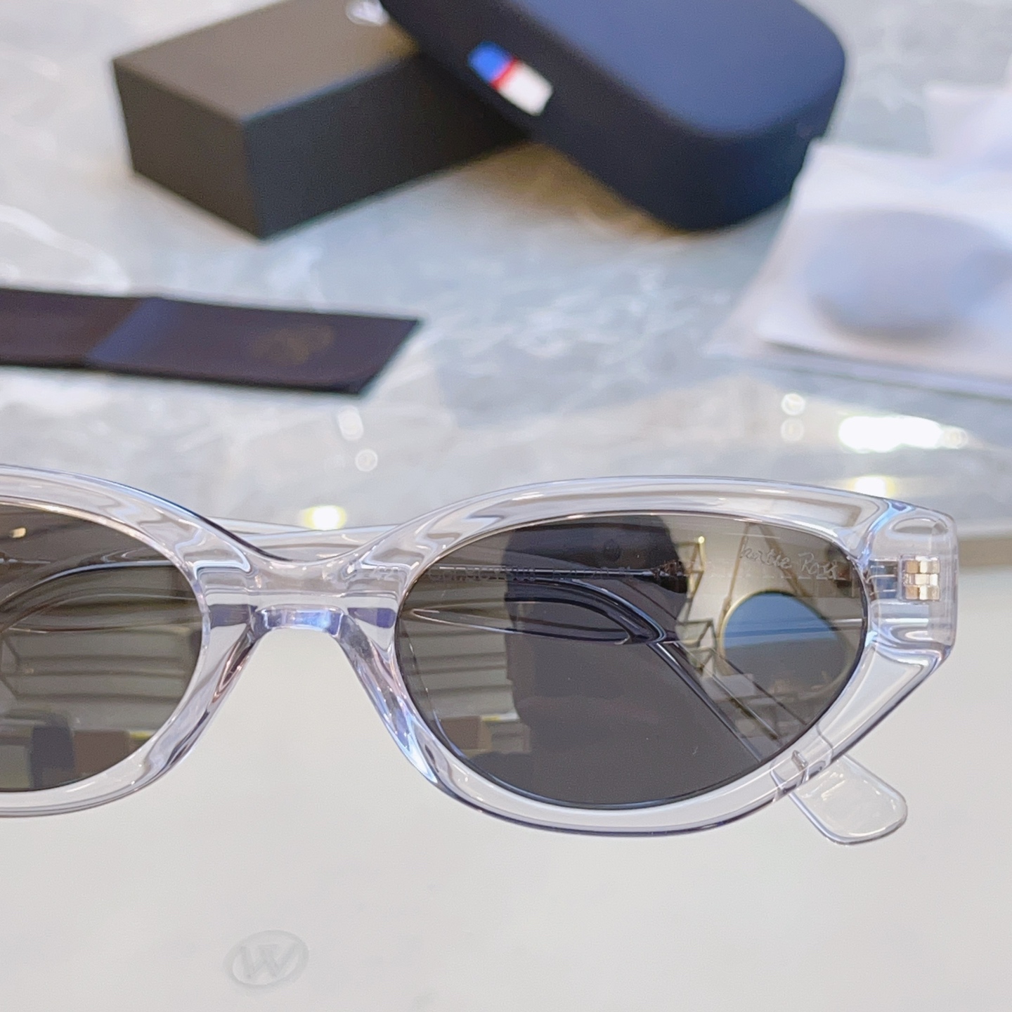 ，配全套包装新款【Katie Ross】新款太阳镜，MODEL：04251，低调大方[亲亲] 时尚大框[