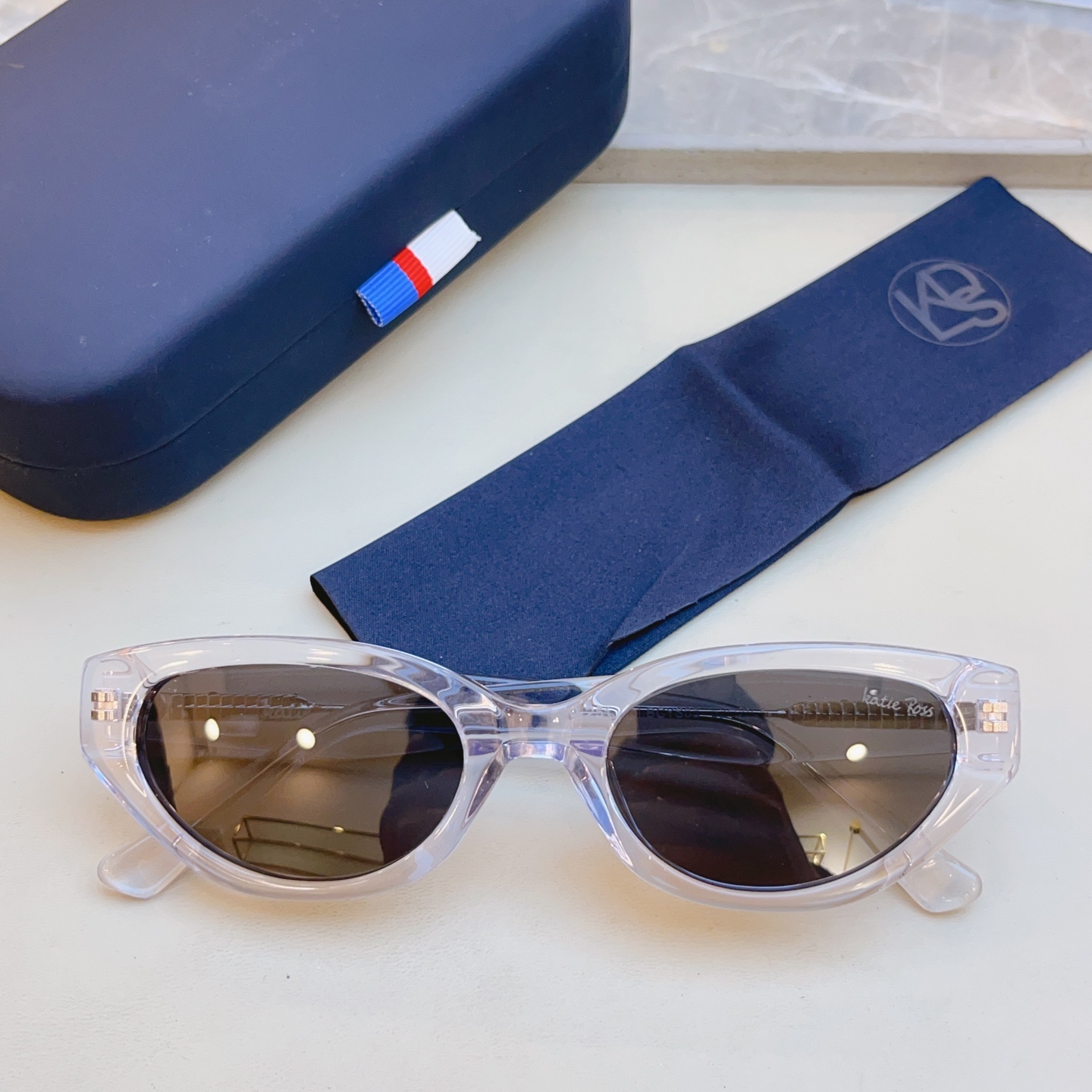 ，配全套包装新款【Katie Ross】新款太阳镜，MODEL：04251，低调大方[亲亲] 时尚大框[