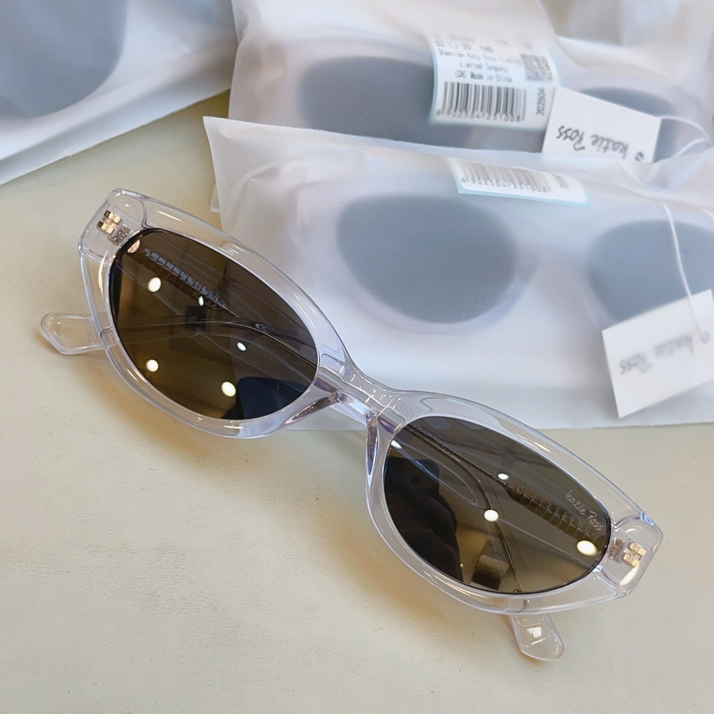 ，配全套包装新款【Katie Ross】新款太阳镜，MODEL：04251，低调大方[亲亲] 时尚大框[