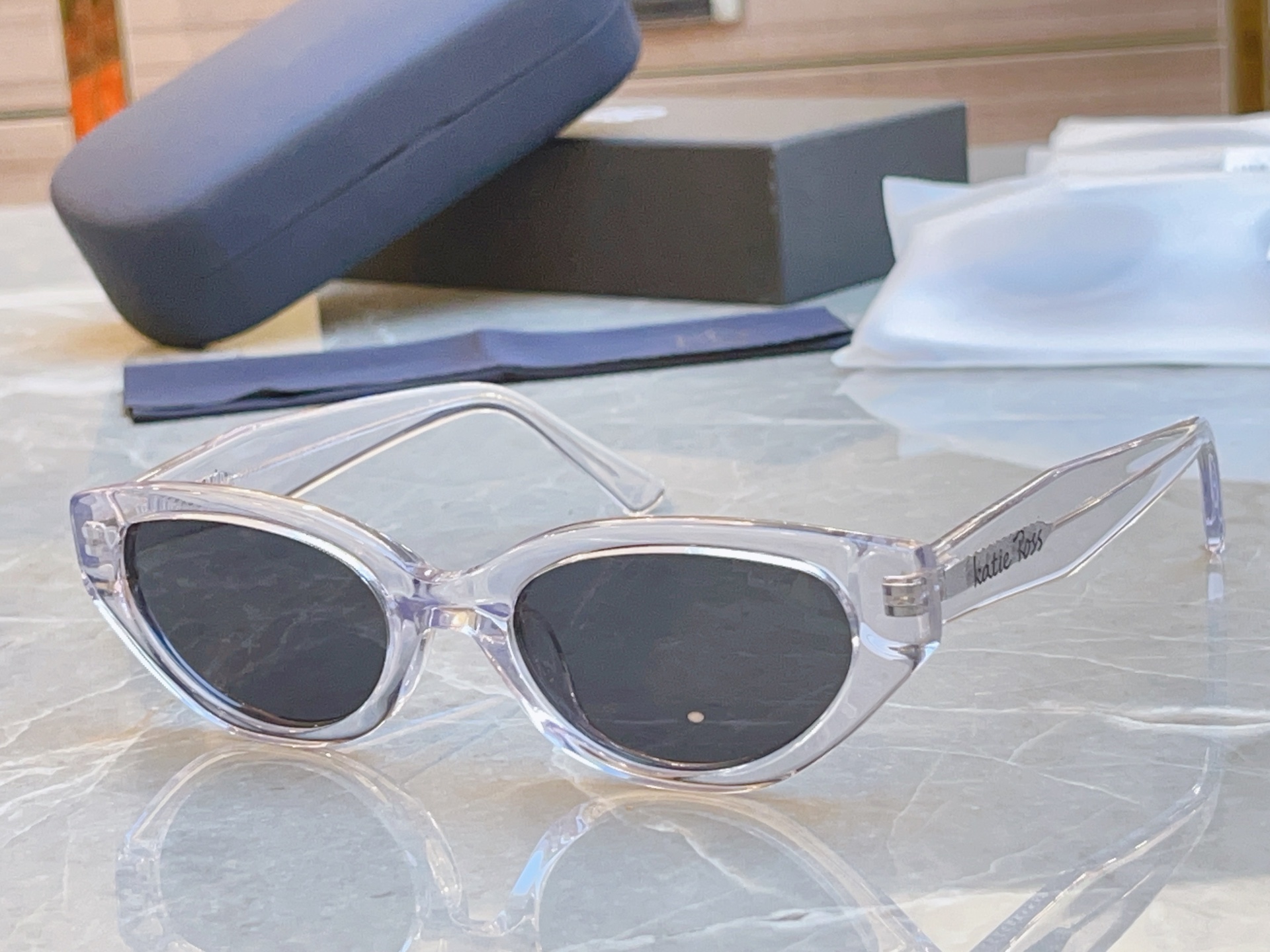 ，配全套包装新款【Katie Ross】新款太阳镜，MODEL：04251，低调大方[亲亲] 时尚大框[