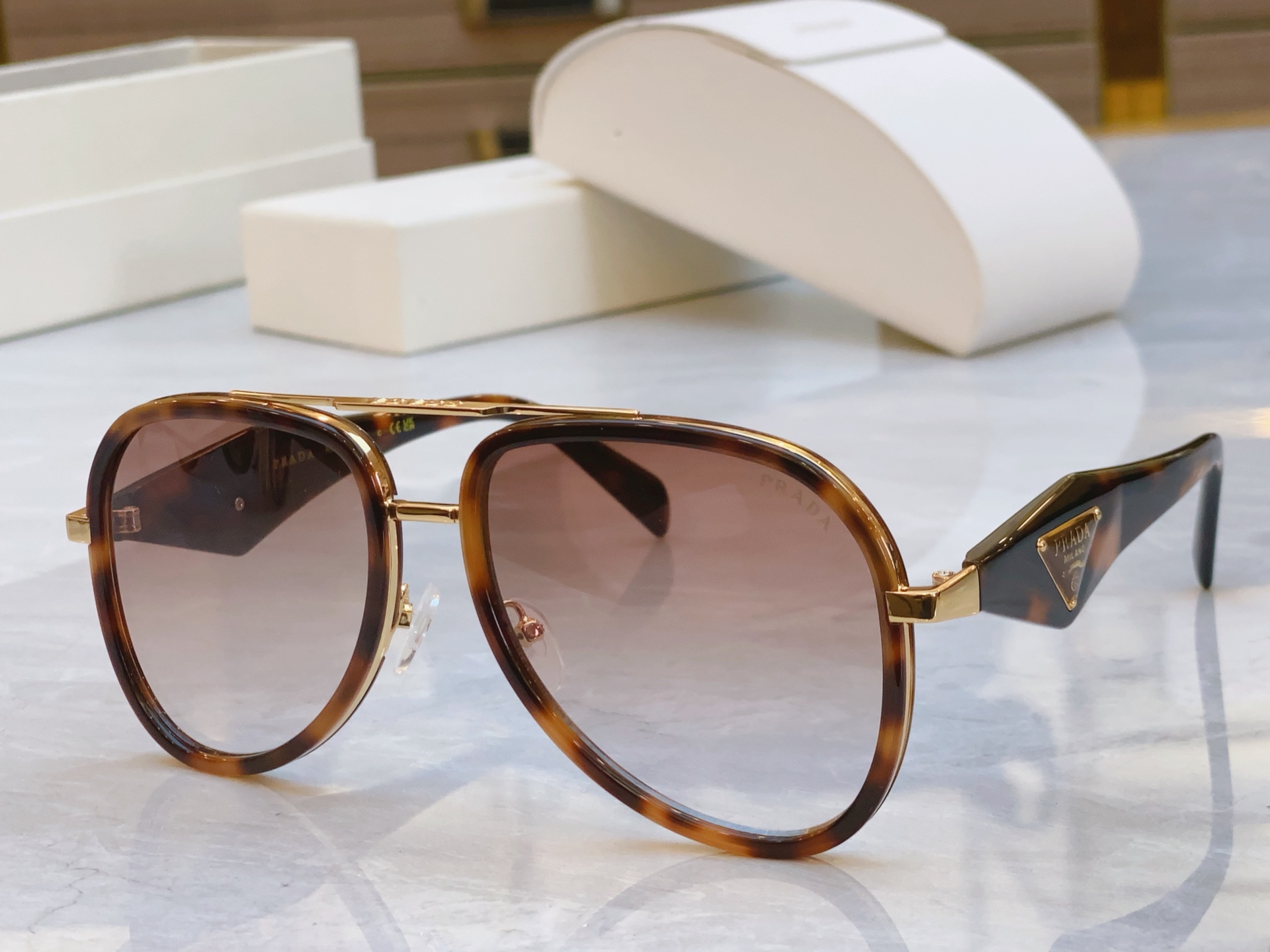 ，【PRAD*】普拉*达新款太阳镜🕶️，MODEL：PR 186VS，SIZE：58口17-142