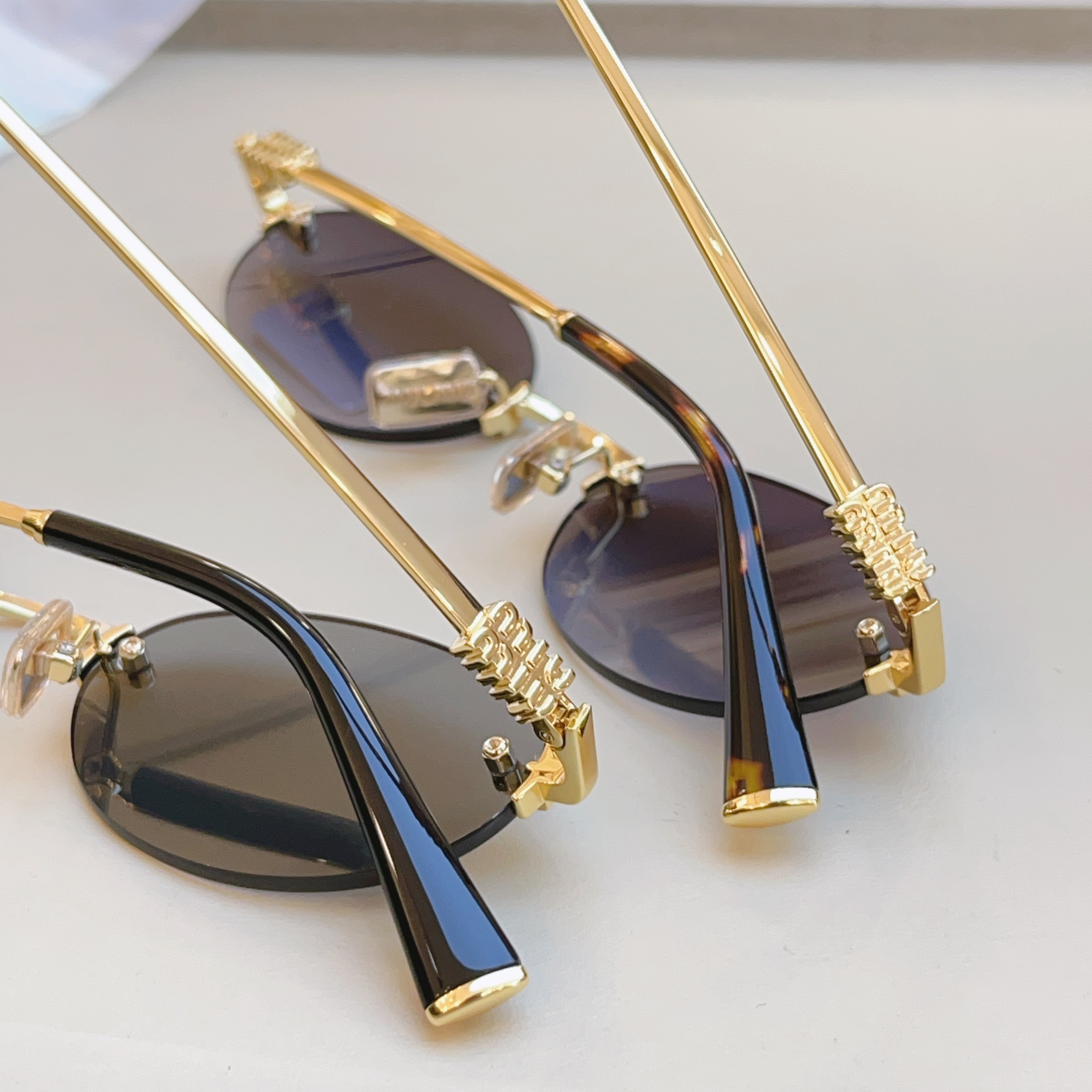 ，【MIUMI*】缪*缪新款太阳镜🕶️，ModSMU A54，SIZE51-20-140