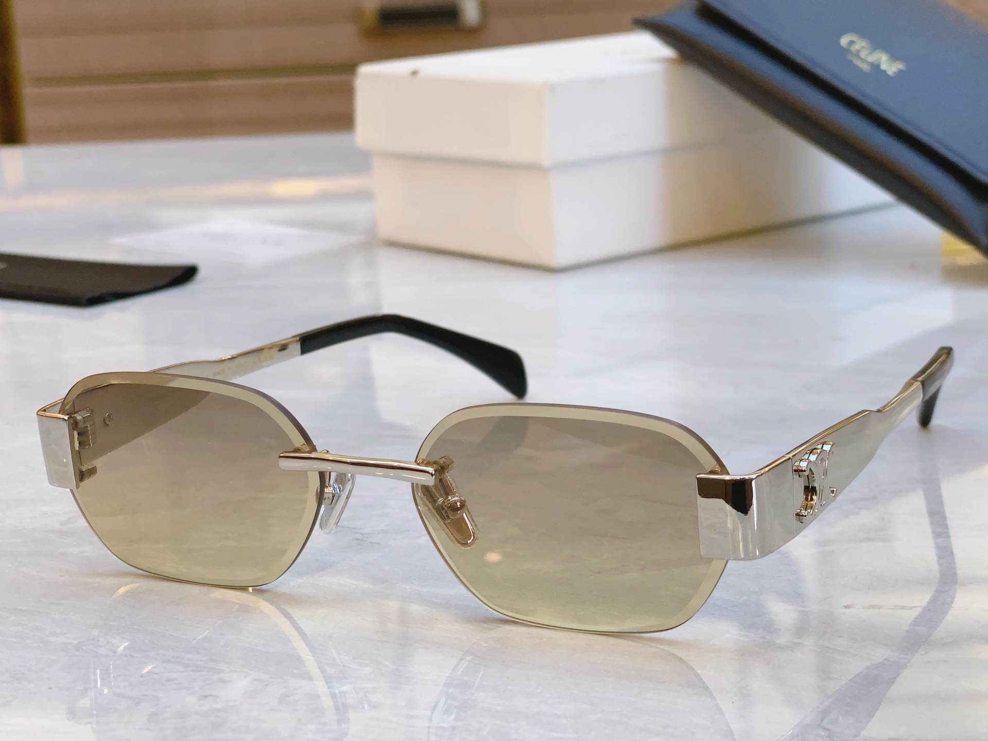 ，【CELIN*】赛*琳新款太阳镜， MODELCL42120U ，SIZE 57口17-142