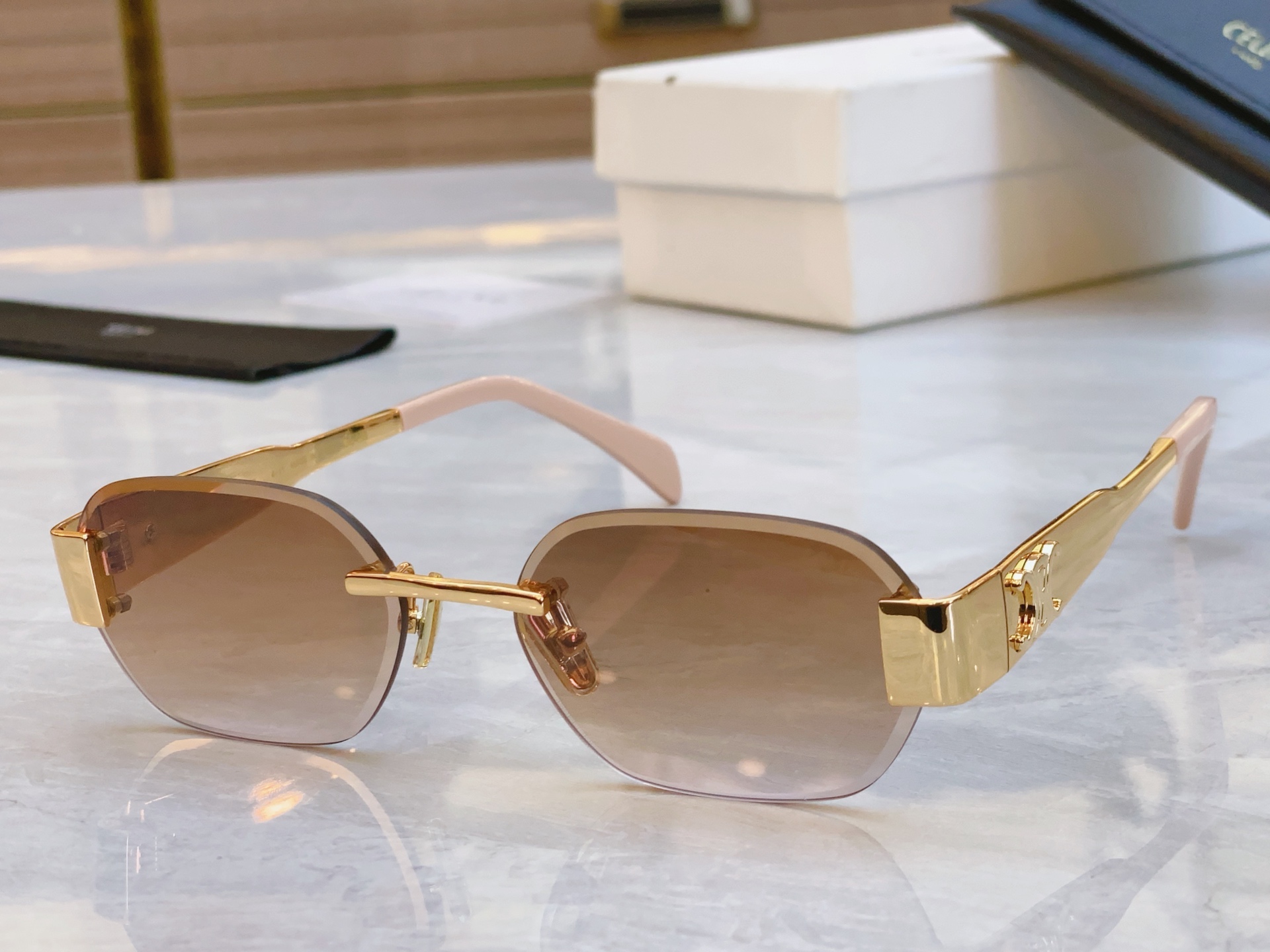 ，【CELIN*】赛*琳新款太阳镜， MODELCL42120U ，SIZE 57口17-142