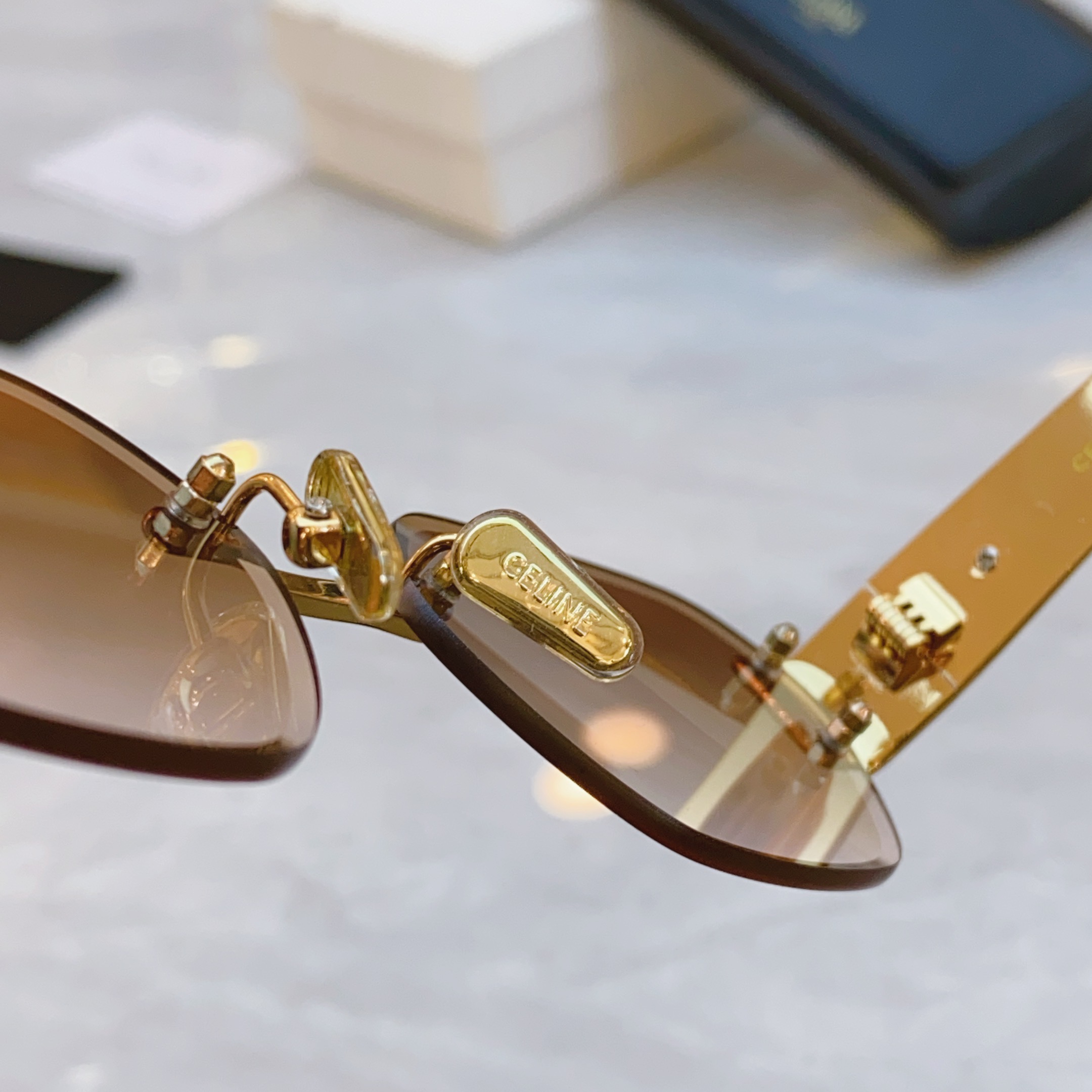 ，【CELIN*】赛*琳新款太阳镜， MODELCL42120U ，SIZE 57口17-142