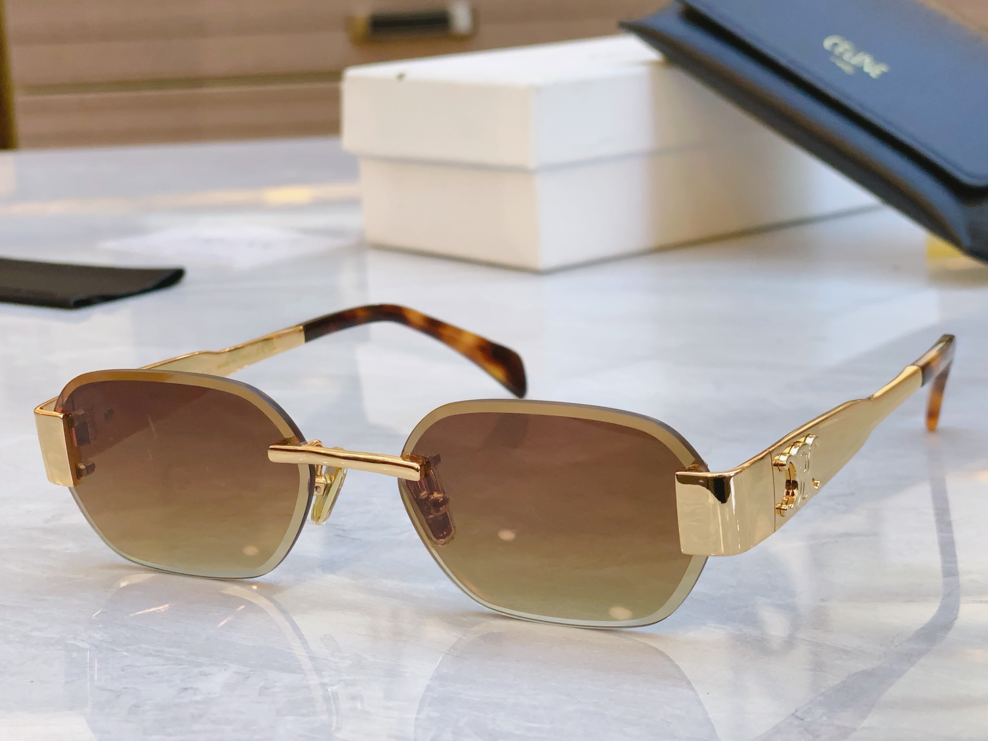 ，【CELIN*】赛*琳新款太阳镜， MODELCL42120U ，SIZE 57口17-142