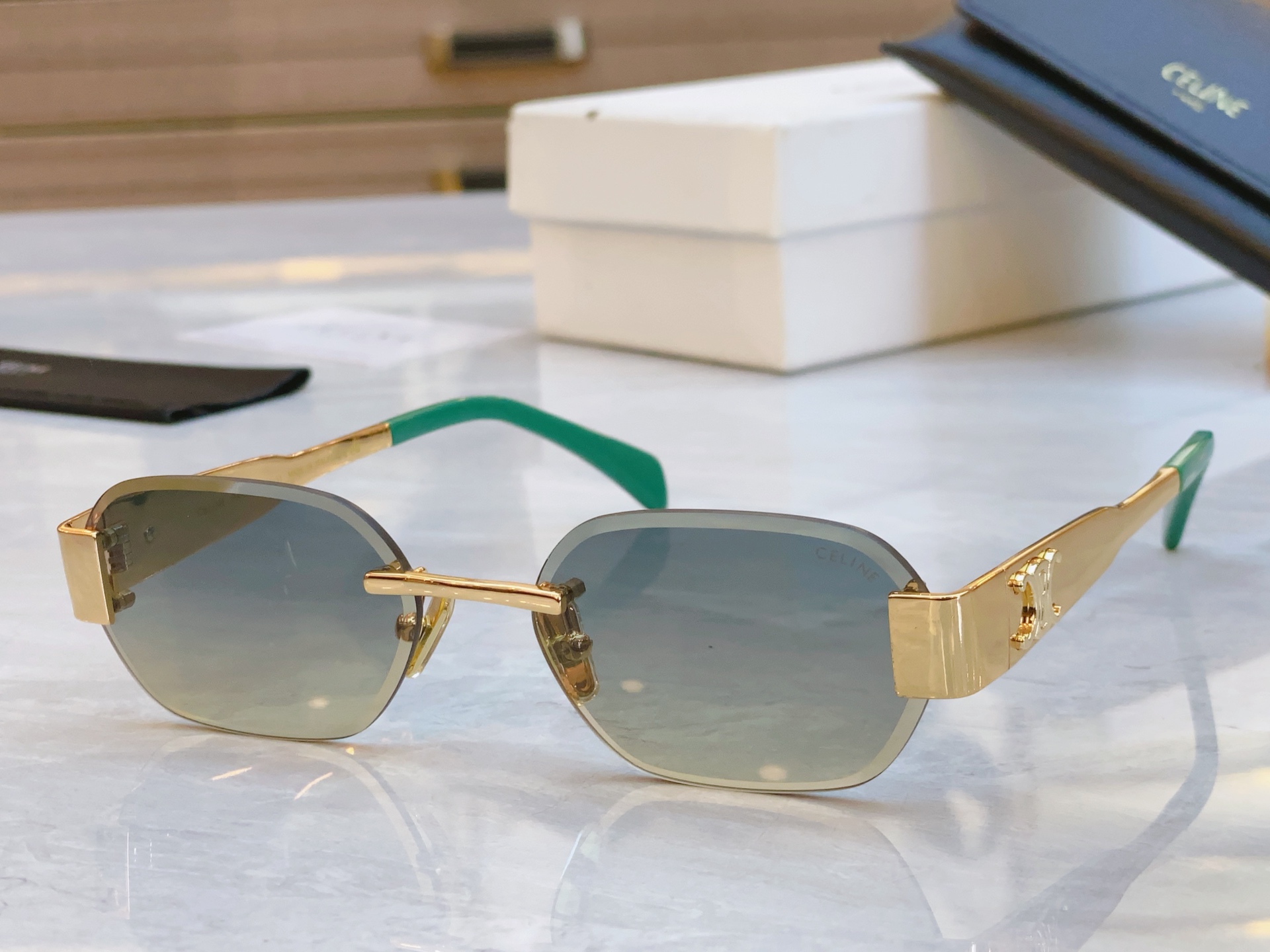 ，【CELIN*】赛*琳新款太阳镜， MODELCL42120U ，SIZE 57口17-142