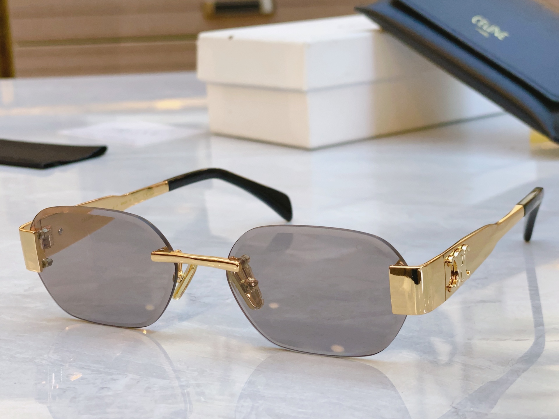 ，【CELIN*】赛*琳新款太阳镜， MODELCL42120U ，SIZE 57口17-142