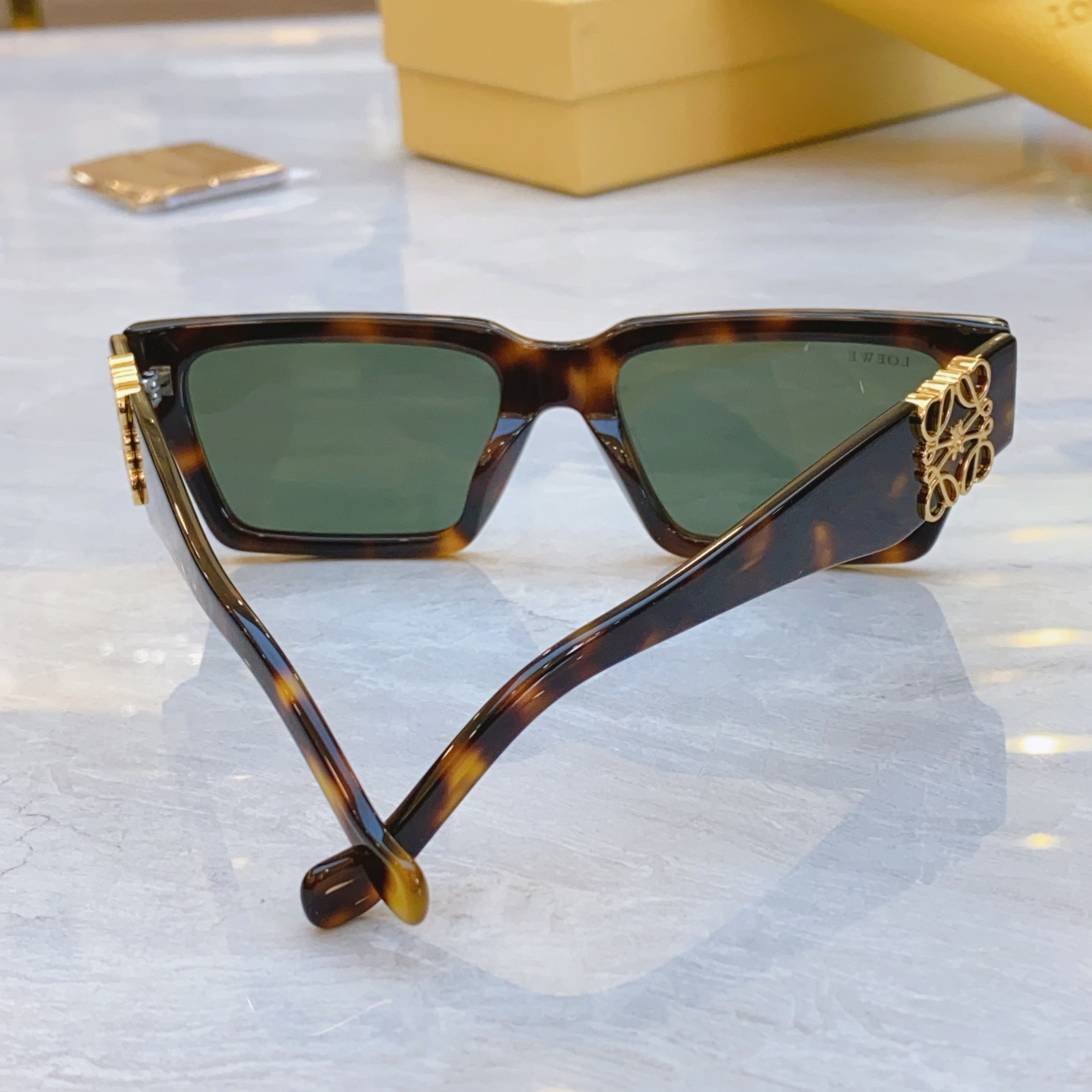 ，【LOEW*】罗意*威新款太阳镜，
MODEL：LW5136S，SIZE：56口19-145