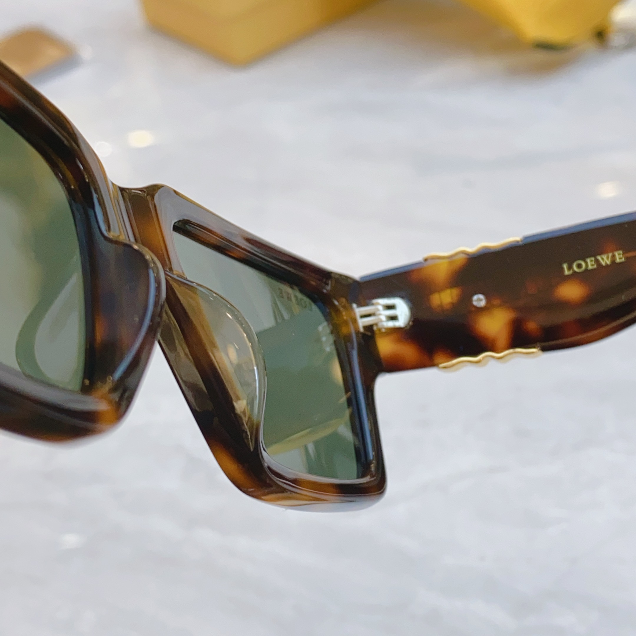 ，【LOEW*】罗意*威新款太阳镜，
MODEL：LW5136S，SIZE：56口19-145