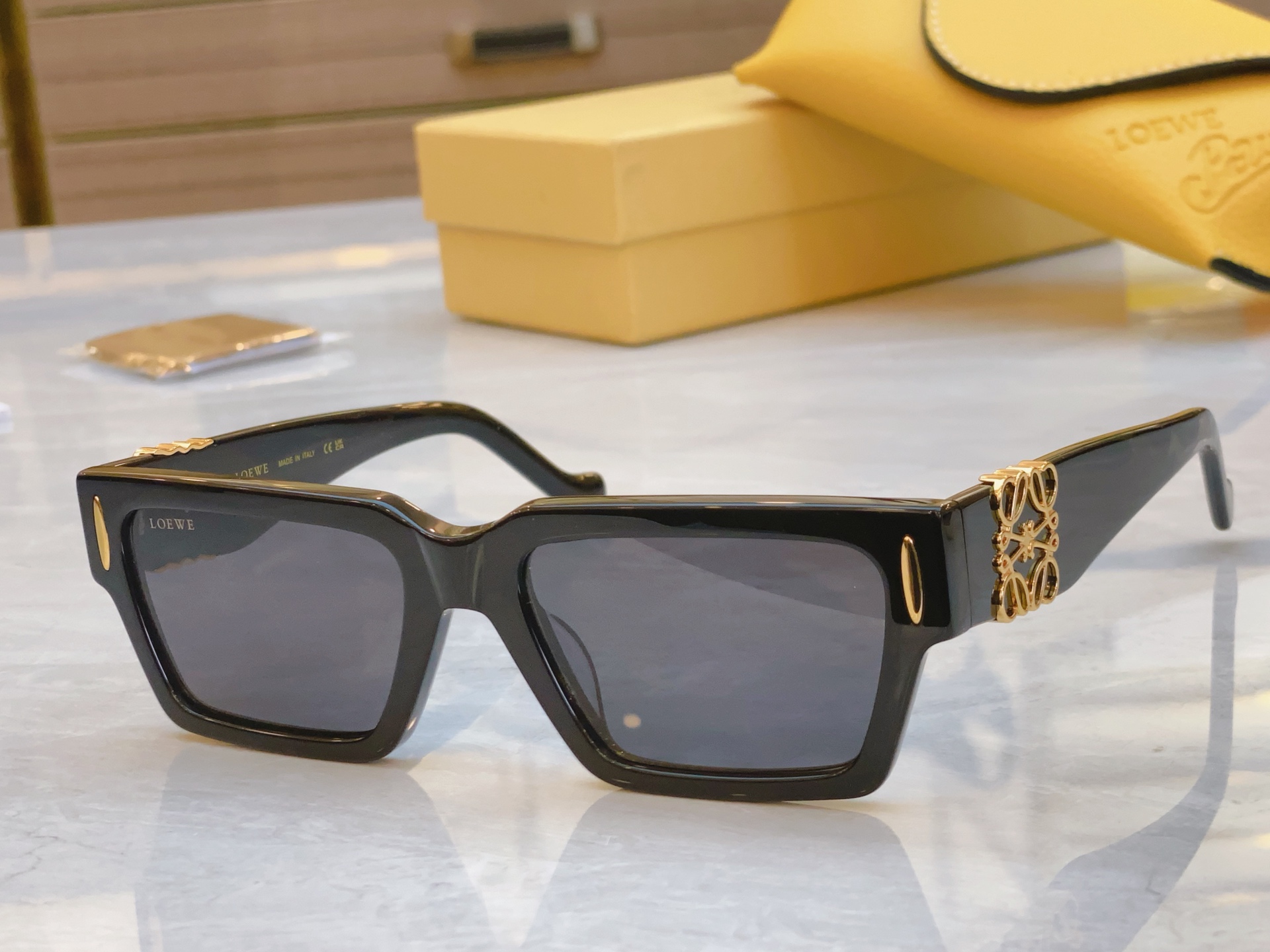 ，【LOEW*】罗意*威新款太阳镜，
MODEL：LW5136S，SIZE：56口19-145