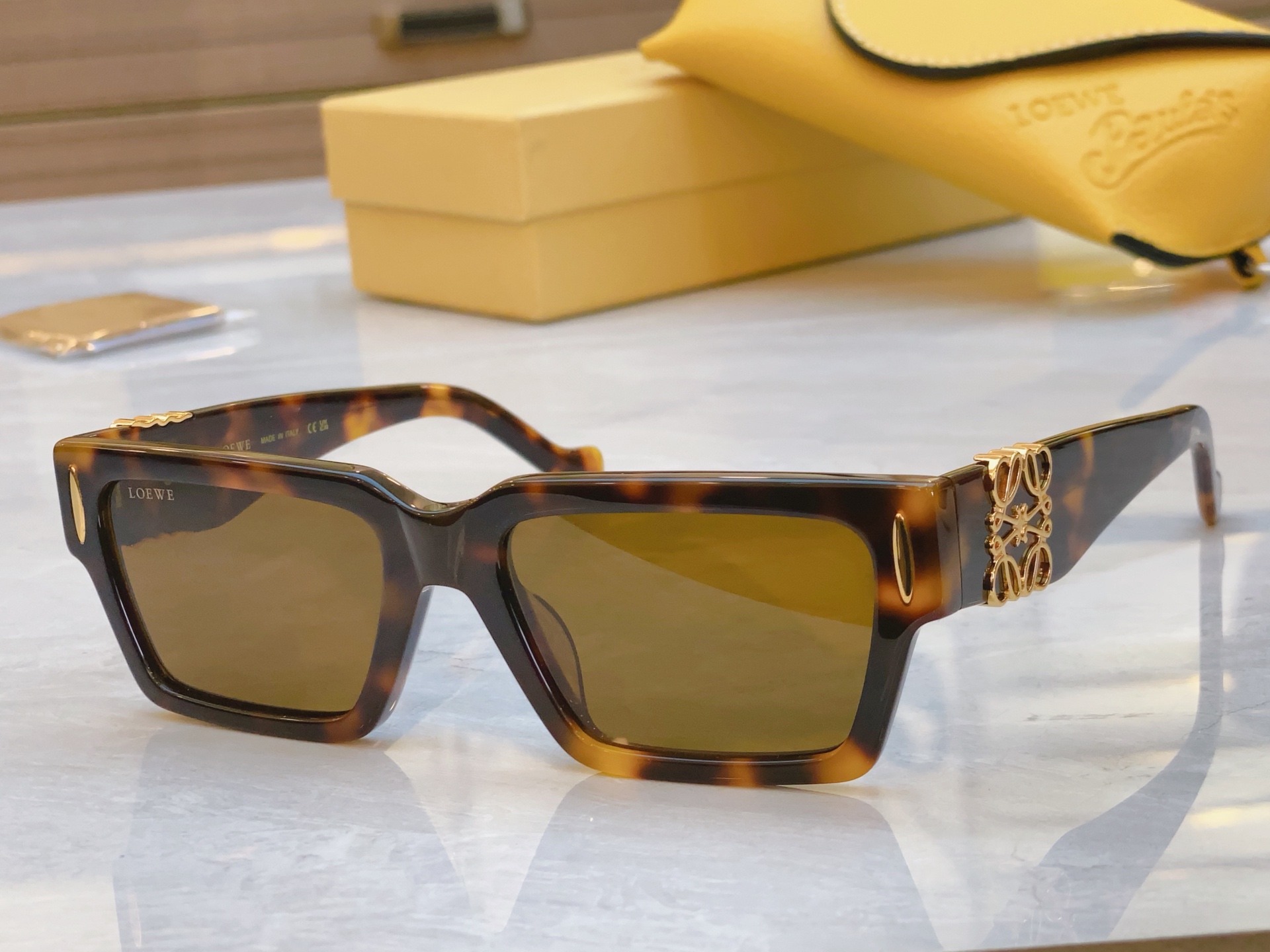 ，【LOEW*】罗意*威新款太阳镜，
MODEL：LW5136S，SIZE：56口19-145