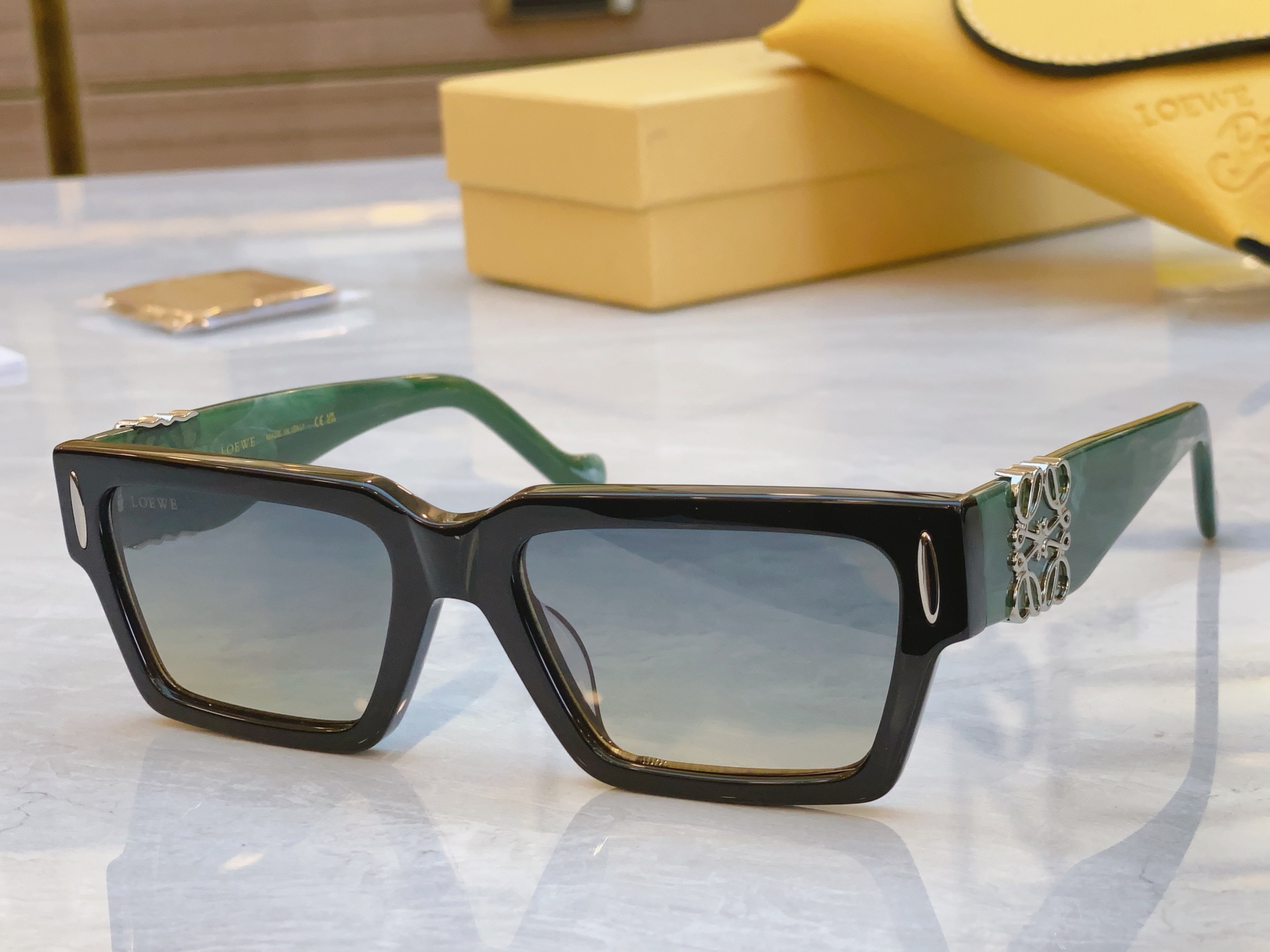 ，【LOEW*】罗意*威新款太阳镜，
MODEL：LW5136S，SIZE：56口19-145