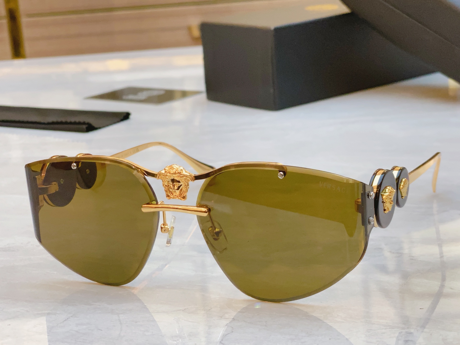 ，【VERSAC*】范思*哲新款太阳镜，
MODEL：VE6780，SIZE：65口16-145