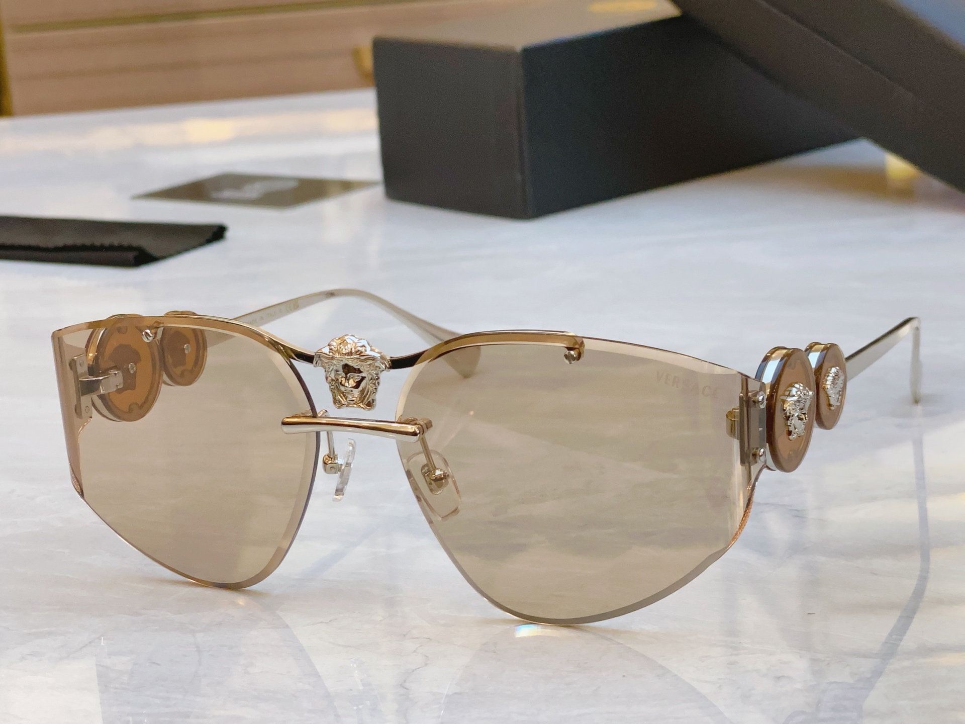 ，【VERSAC*】范思*哲新款太阳镜，
MODEL：VE6780，SIZE：65口16-145