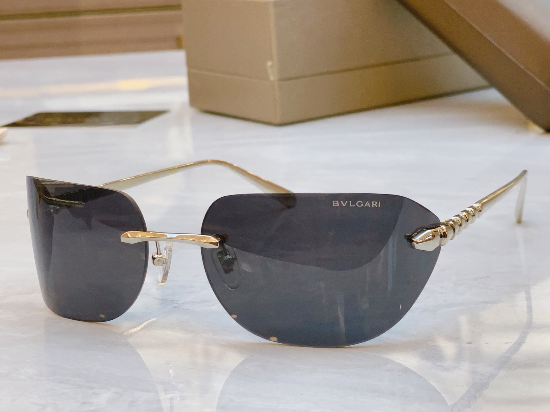 ，【BVLGA*】宝格*丽新款太阳镜，
MODEL：BV 40025U，SIZE：59口18-130