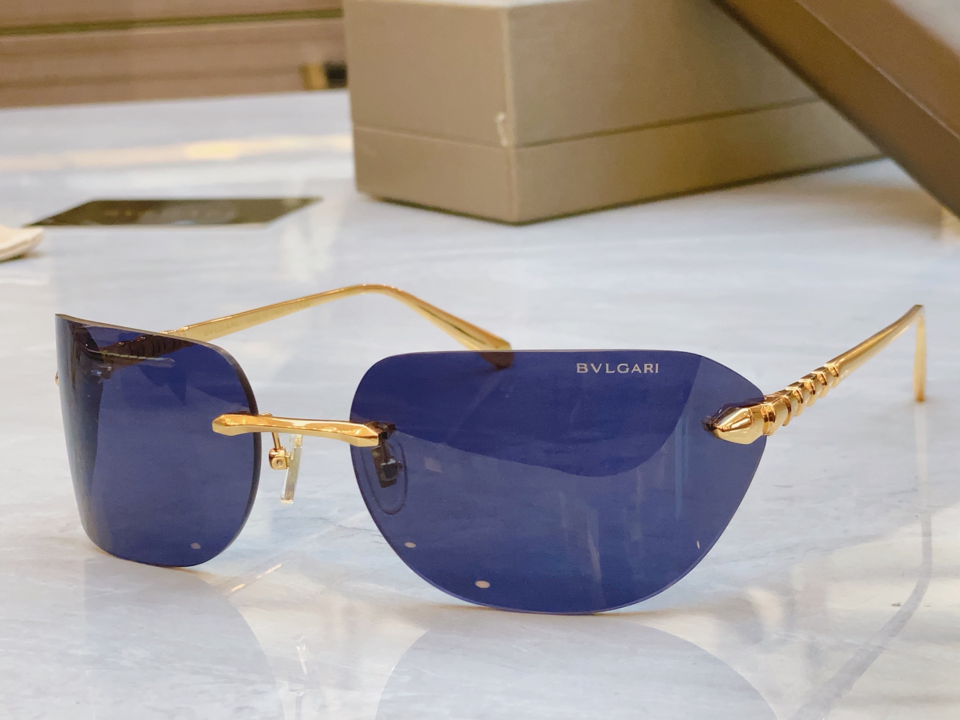 ，【BVLGA*】宝格*丽新款太阳镜，
MODEL：BV 40025U，SIZE：59口18-130