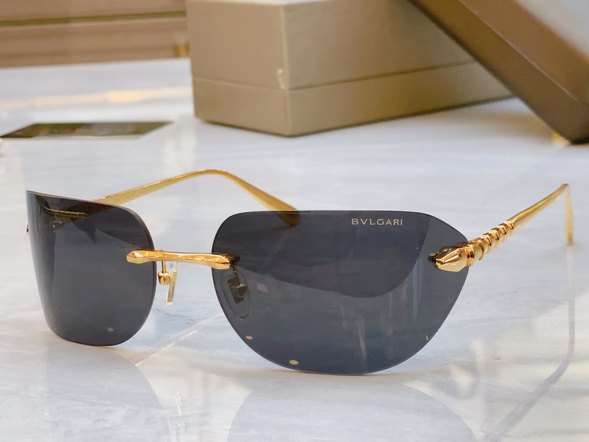 ，【BVLGA*】宝格*丽新款太阳镜，
MODEL：BV 40025U，SIZE：59口18-130