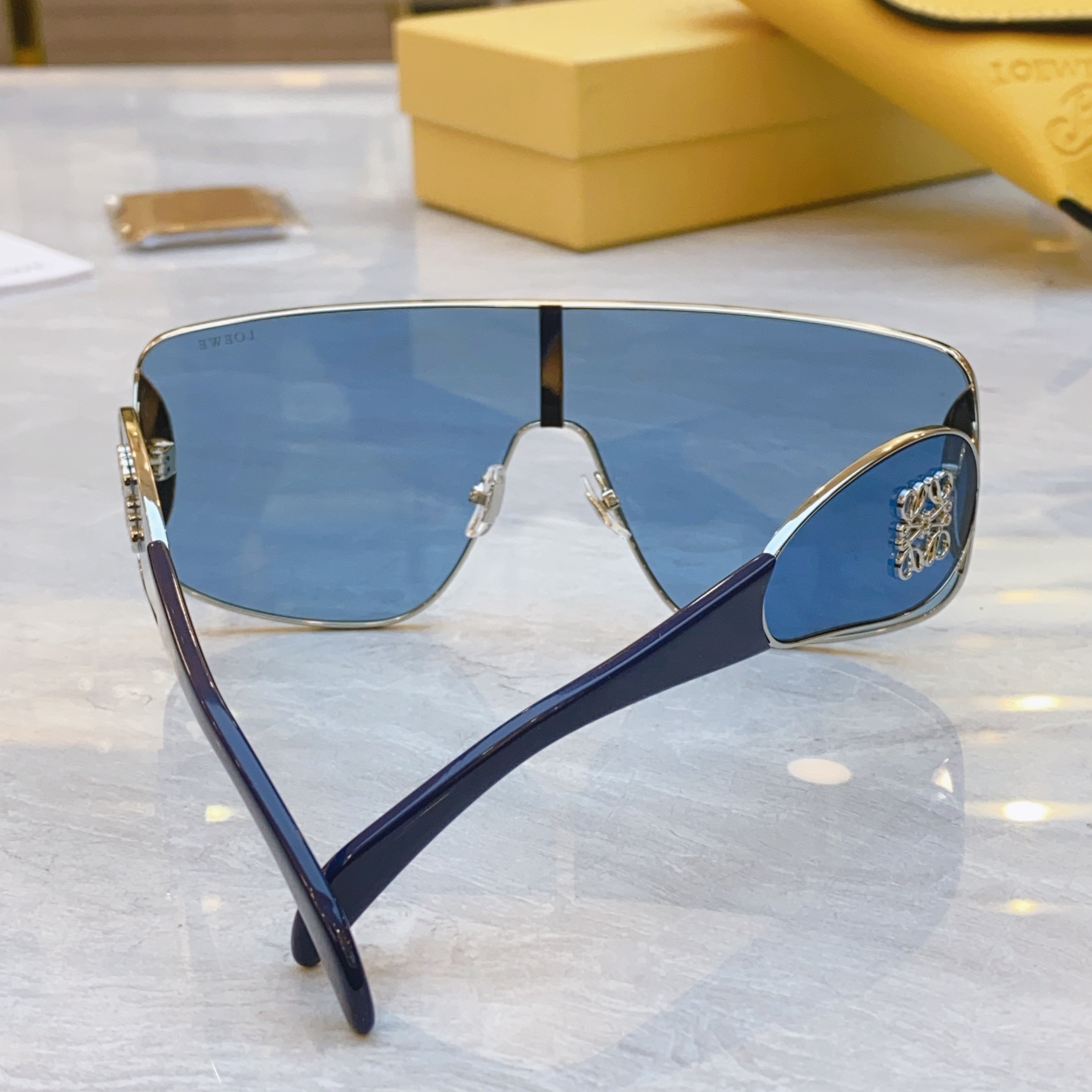 ，【LOEW*】罗意*威新款太阳镜，
MODEL：LW5092S，SIZE：141口0-142