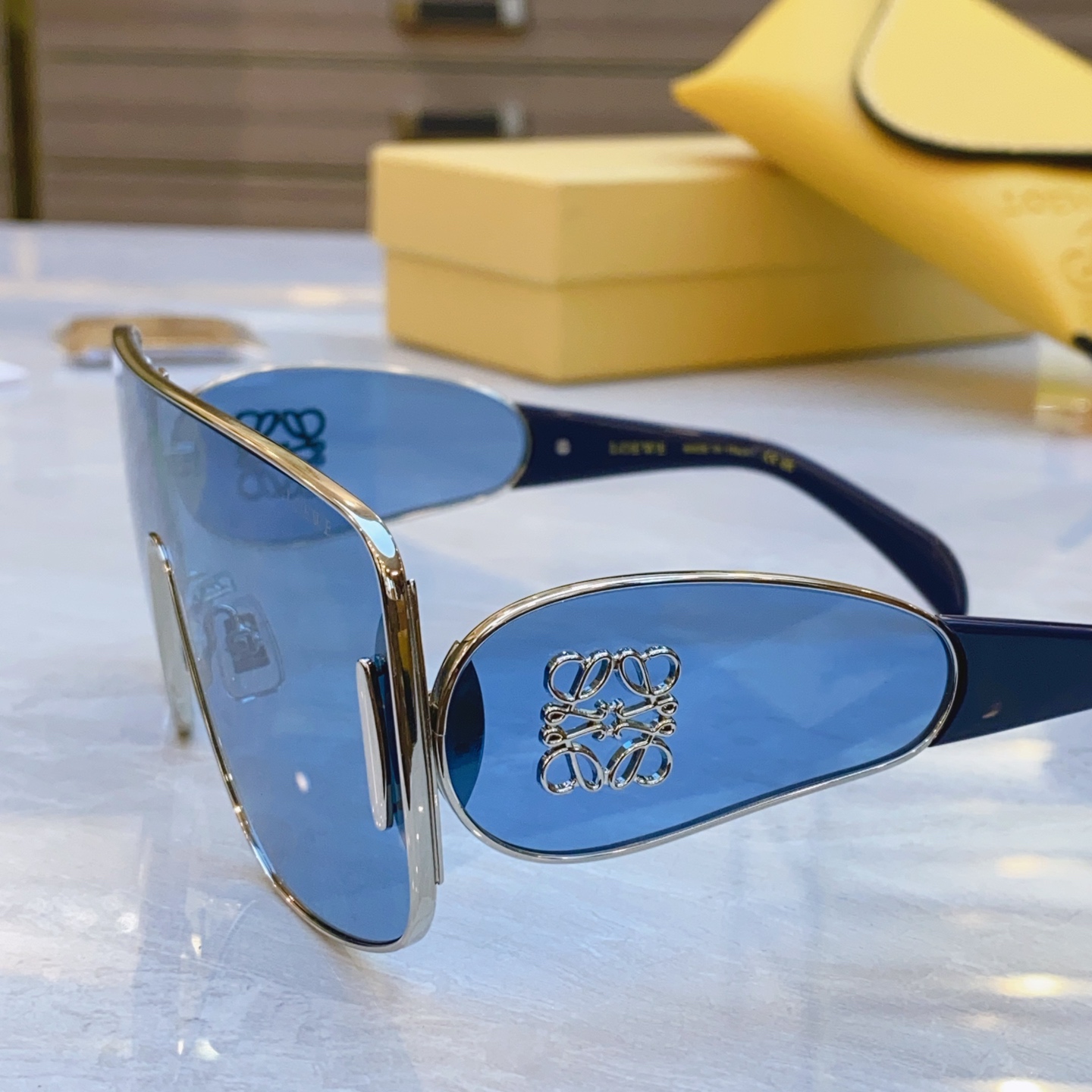 ，【LOEW*】罗意*威新款太阳镜，
MODEL：LW5092S，SIZE：141口0-142