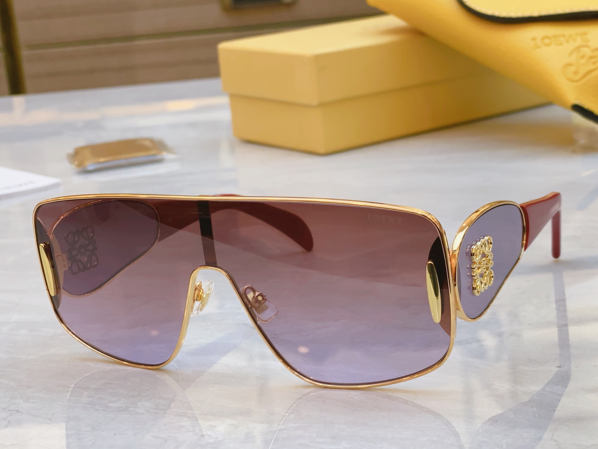 ，【LOEW*】罗意*威新款太阳镜，
MODEL：LW5092S，SIZE：141口0-142