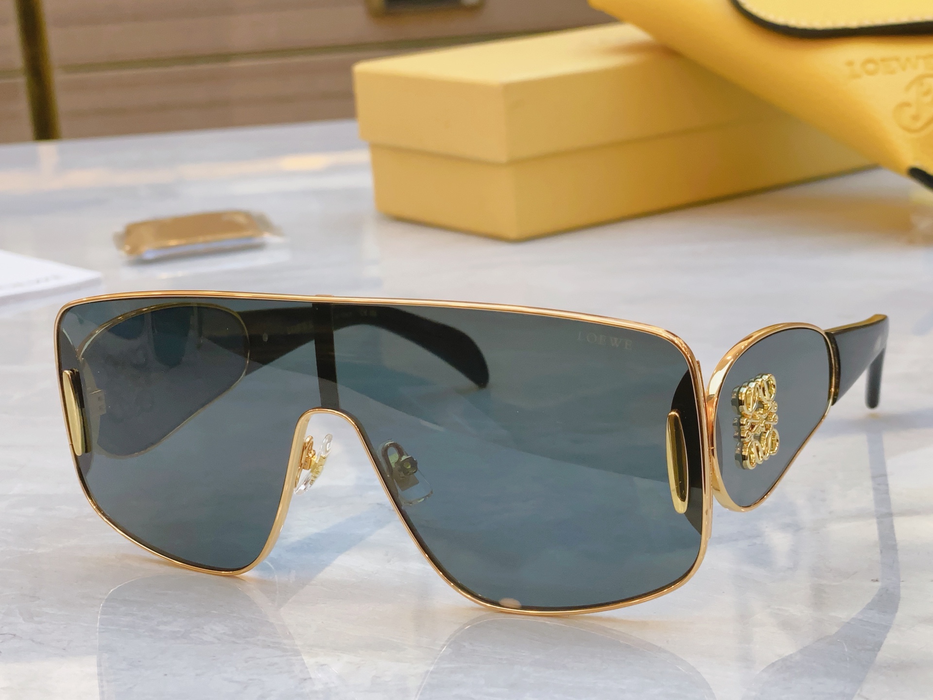 ，【LOEW*】罗意*威新款太阳镜，
MODEL：LW5092S，SIZE：141口0-142