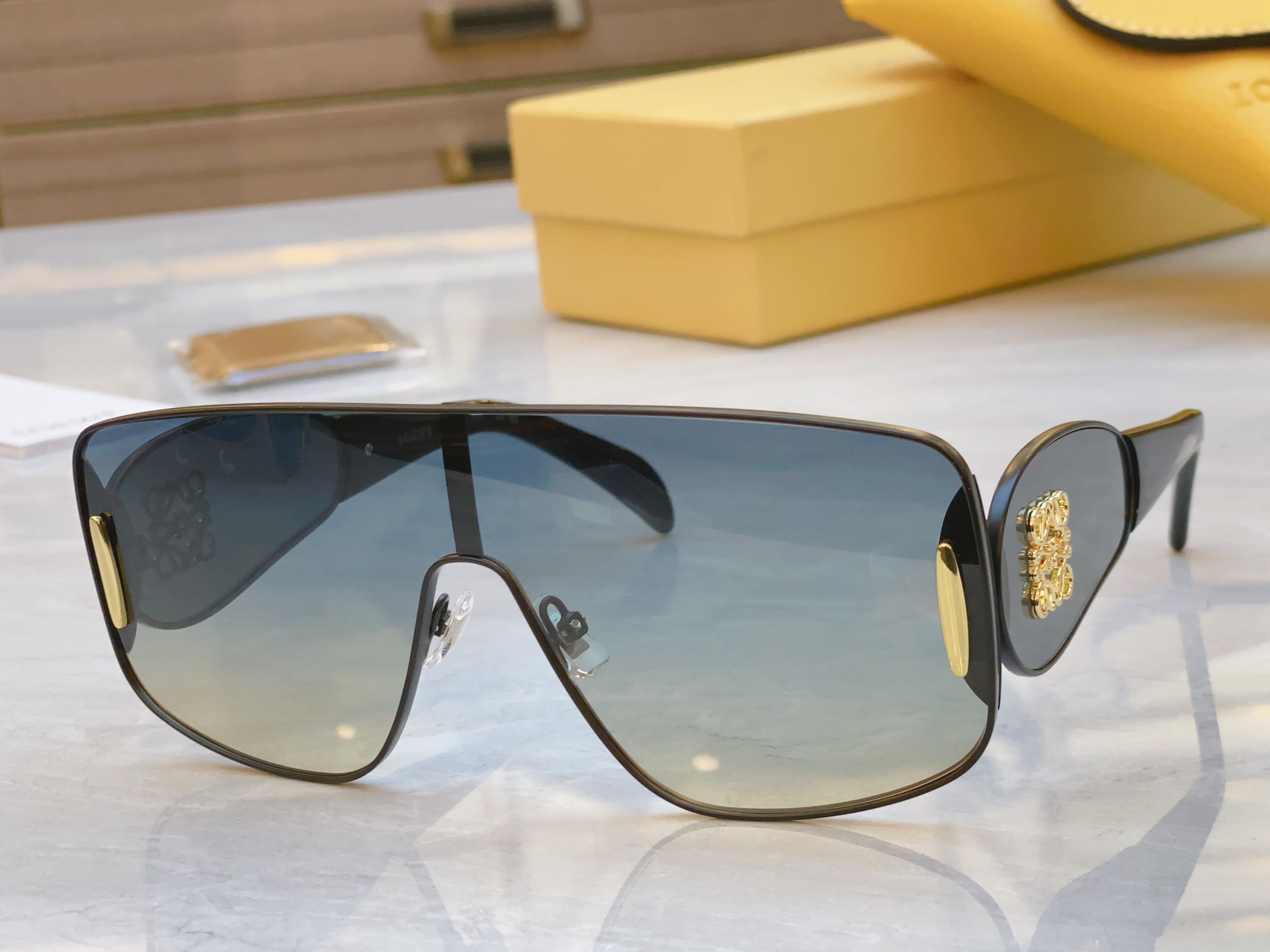 ，【LOEW*】罗意*威新款太阳镜，
MODEL：LW5092S，SIZE：141口0-142