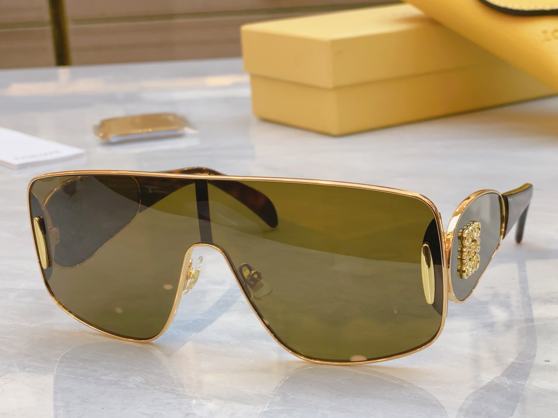 ，【LOEW*】罗意*威新款太阳镜，
MODEL：LW5092S，SIZE：141口0-142