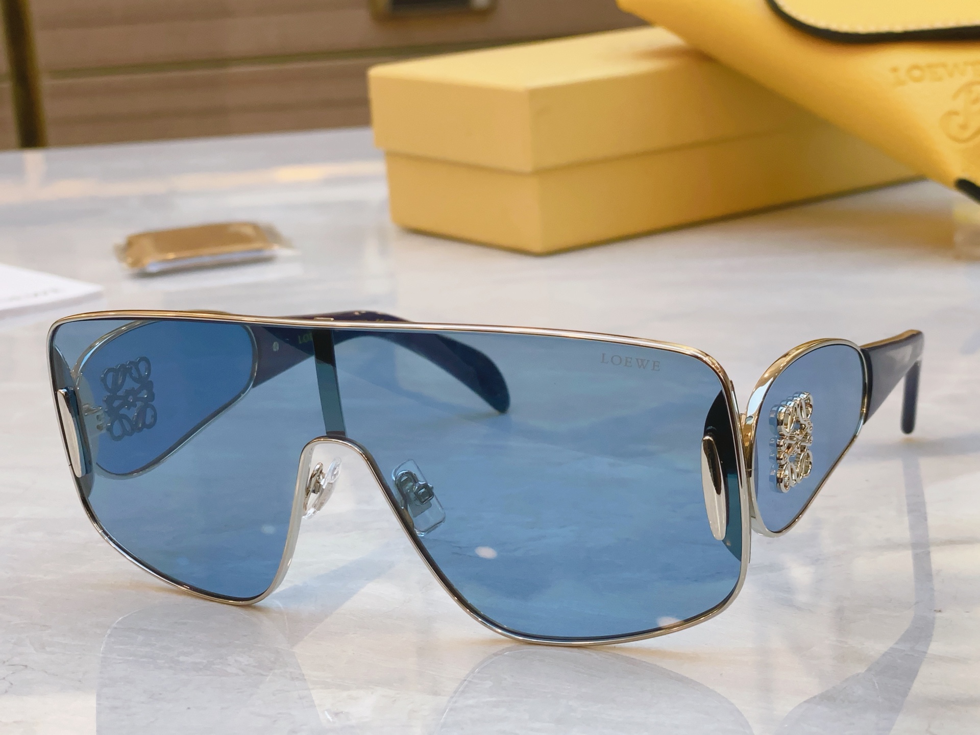 ，【LOEW*】罗意*威新款太阳镜，
MODEL：LW5092S，SIZE：141口0-142