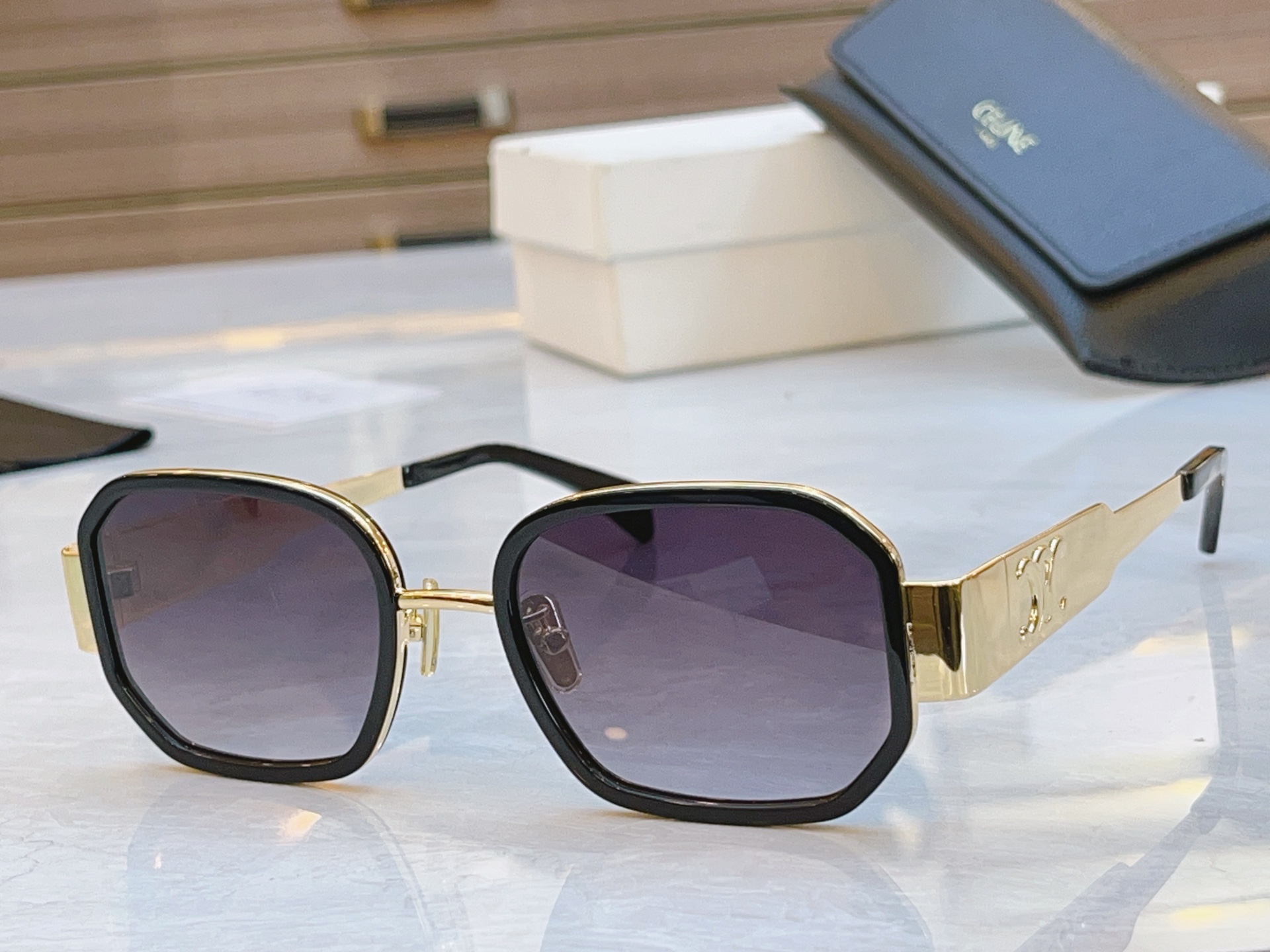 ，【CELIN*】赛*琳新款太阳镜， MODELCL40332F ，SIZE 52口22-145