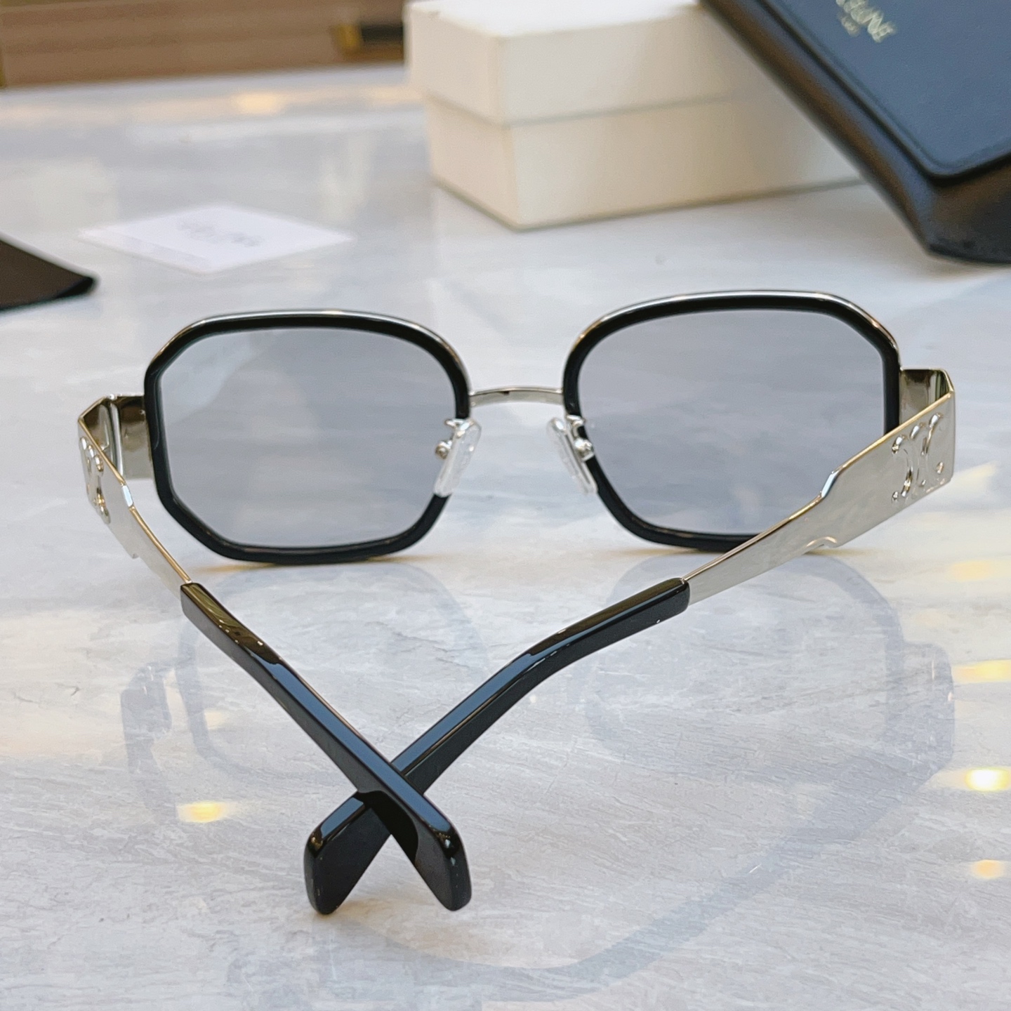 ，【CELIN*】赛*琳新款太阳镜， MODELCL40332F ，SIZE 52口22-145