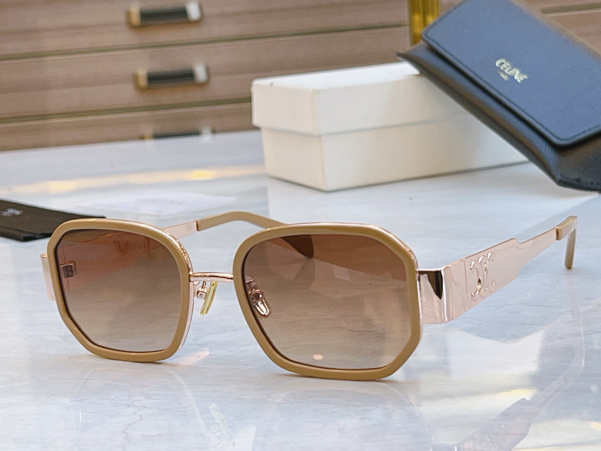 ，【CELIN*】赛*琳新款太阳镜， MODELCL40332F ，SIZE 52口22-145