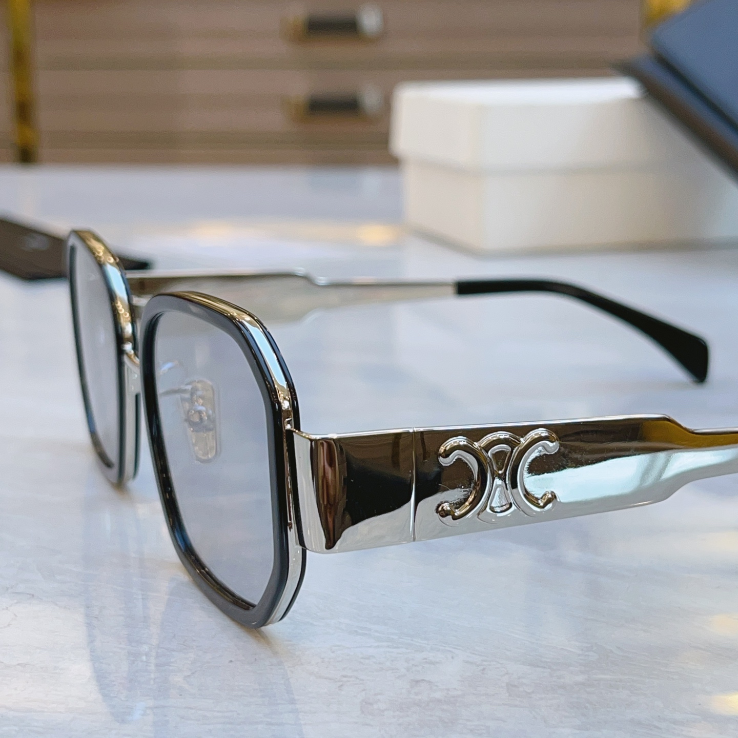 ，【CELIN*】赛*琳新款太阳镜， MODELCL40332F ，SIZE 52口22-145