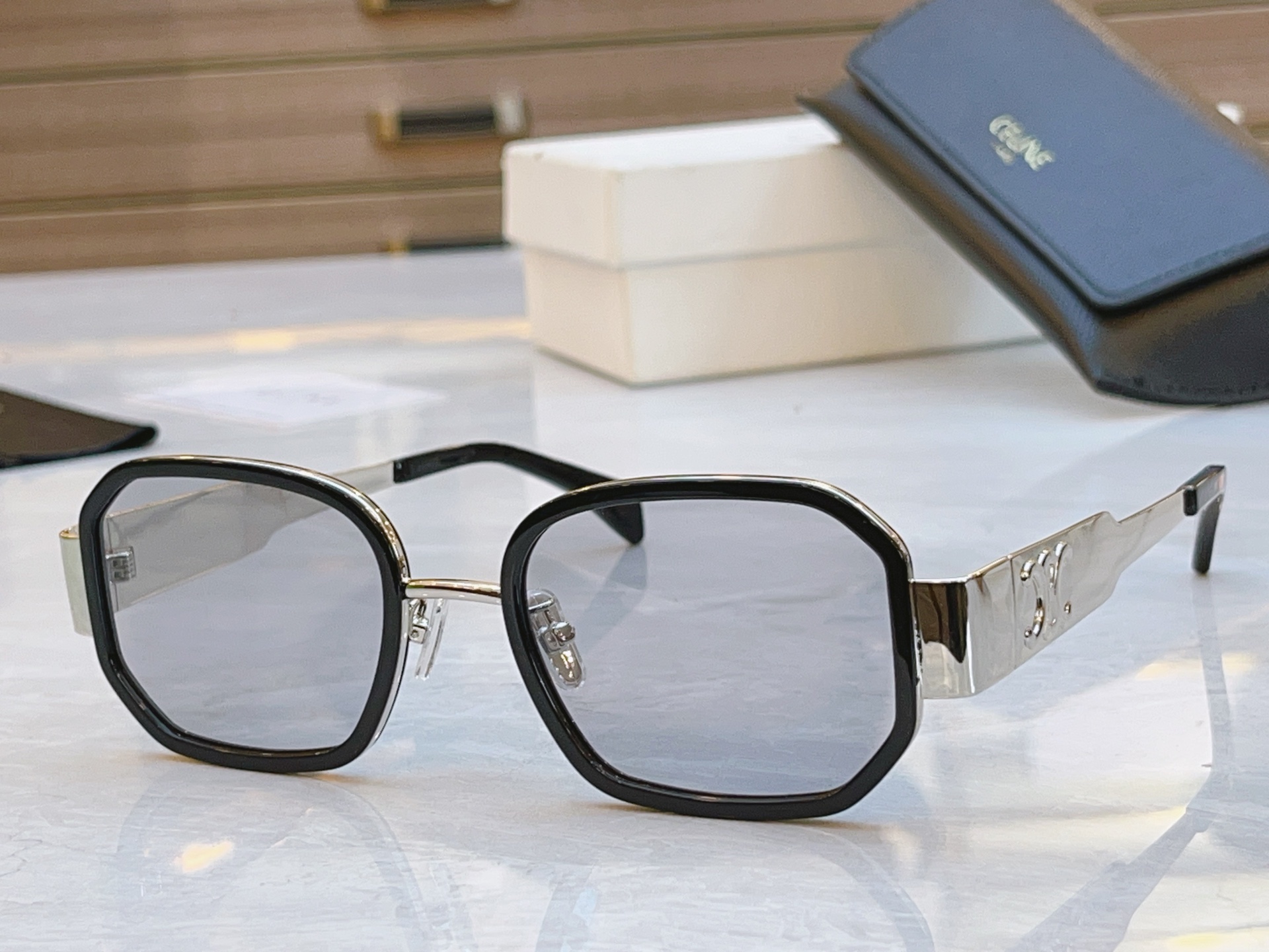 ，【CELIN*】赛*琳新款太阳镜， MODELCL40332F ，SIZE 52口22-145