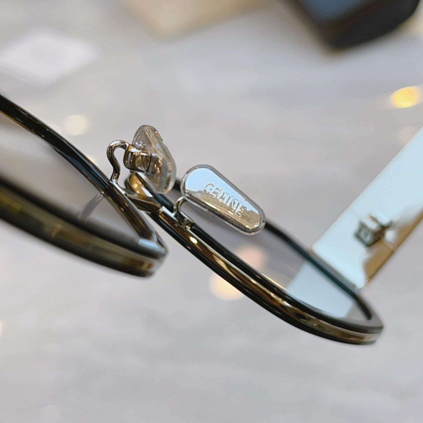，【CELIN*】赛*琳新款太阳镜， MODELCL40332F ，SIZE 52口22-145