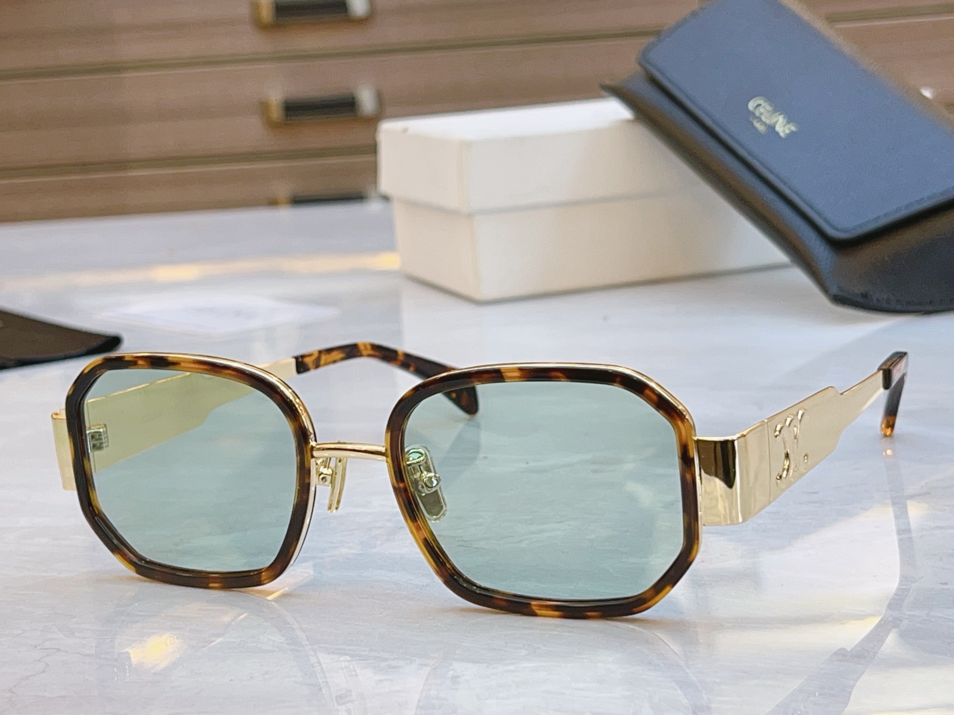 ，【CELIN*】赛*琳新款太阳镜， MODELCL40332F ，SIZE 52口22-145