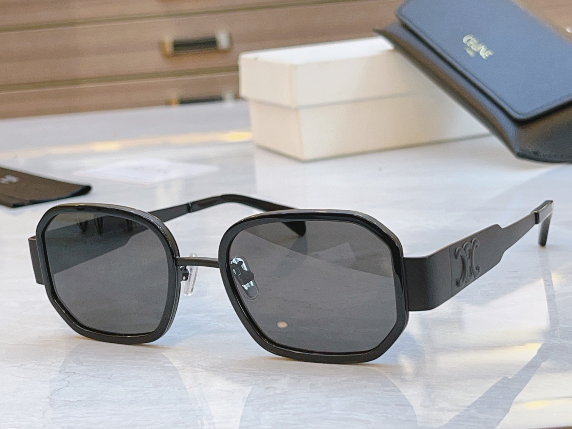 ，【CELIN*】赛*琳新款太阳镜， MODELCL40332F ，SIZE 52口22-145