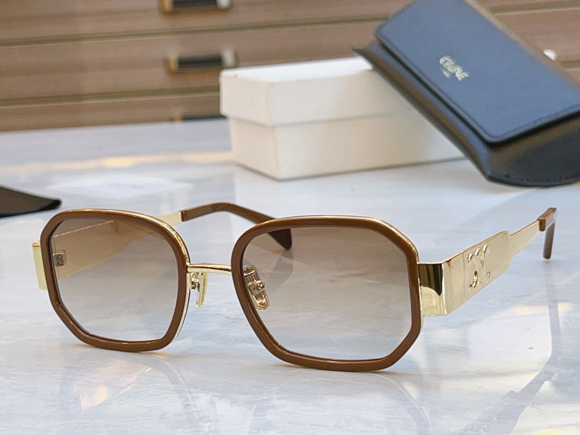 ，【CELIN*】赛*琳新款太阳镜， MODELCL40332F ，SIZE 52口22-145