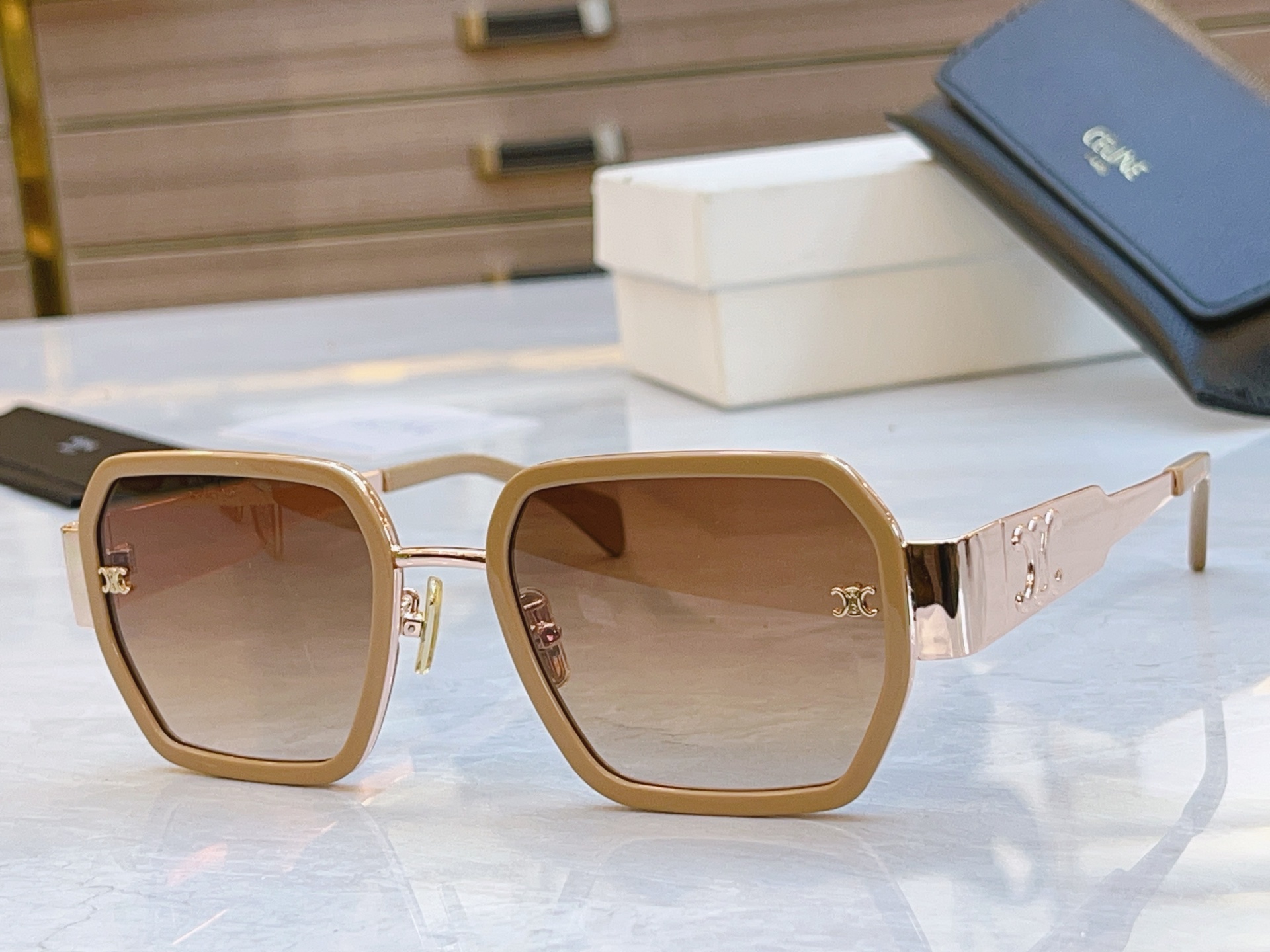 ，【CELIN*】赛*琳新款太阳镜， MODELCL40333F ，SIZE 53口21-145
