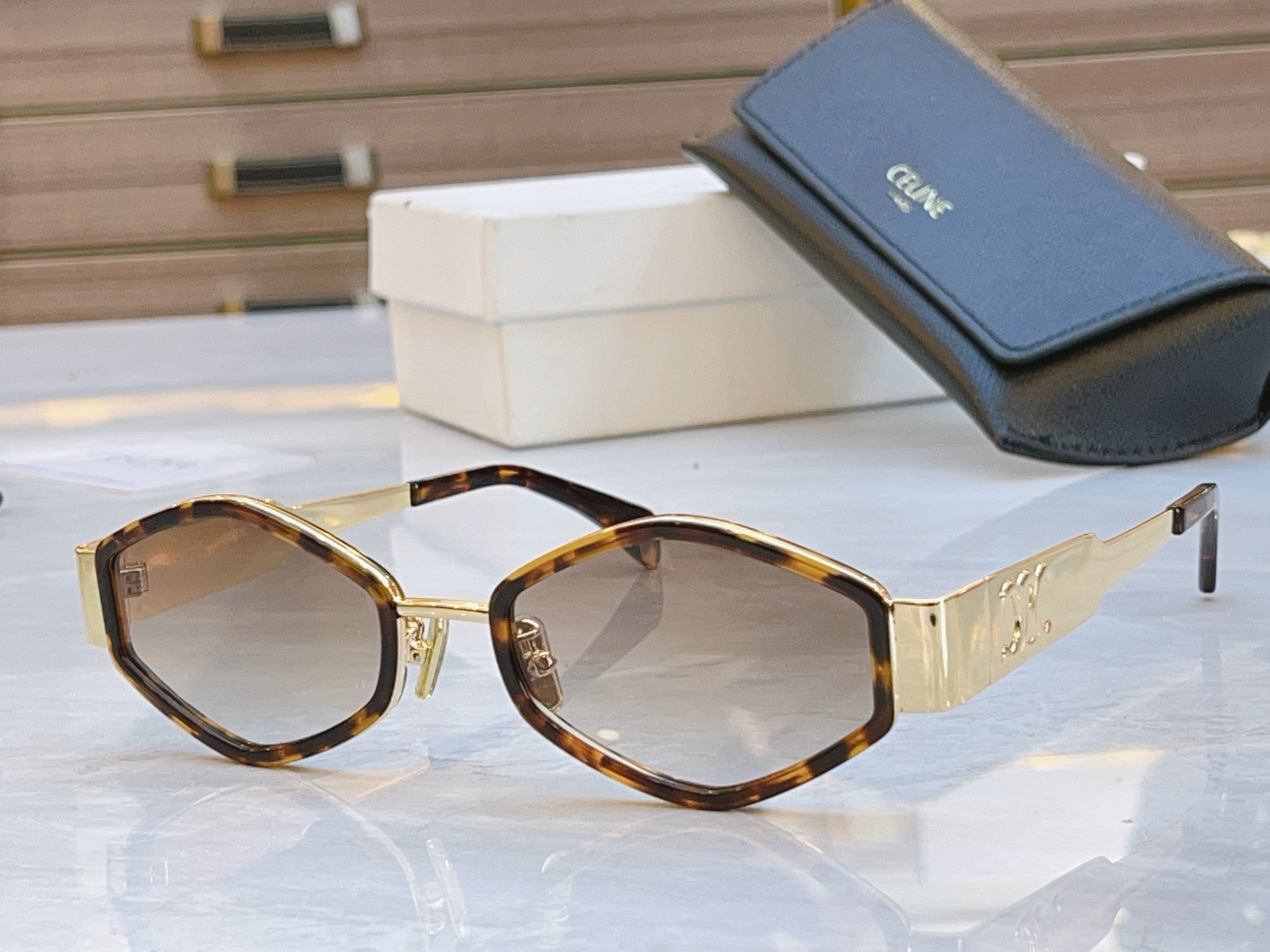 ，【CELIN*】赛*琳新款太阳镜， MODELCL40330F ，SIZE 54口21-145