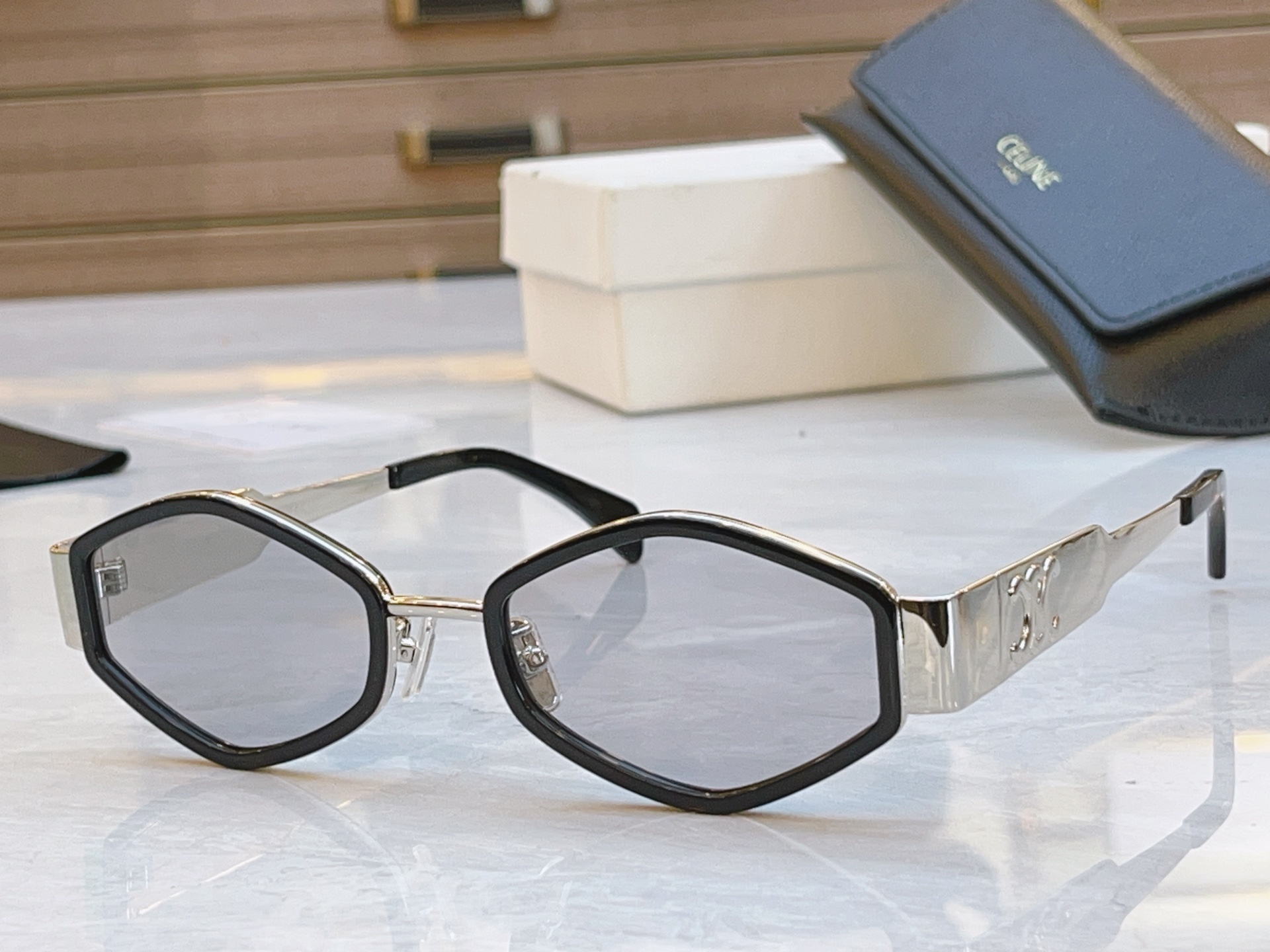 ，【CELIN*】赛*琳新款太阳镜， MODELCL40330F ，SIZE 54口21-145