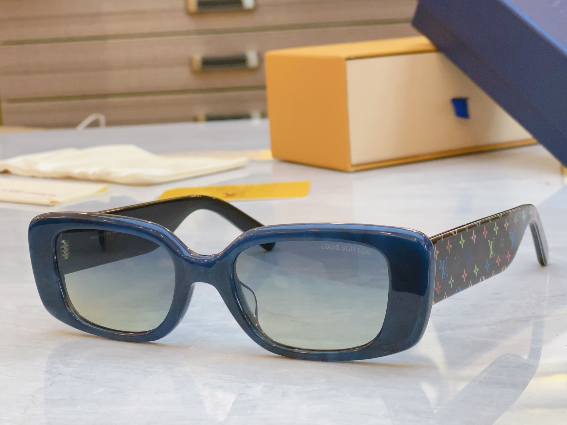 ，【LOUIS VUITTO*】路易*威登新款太阳镜，MODEL：Z2711W，SIZE：53口20-1