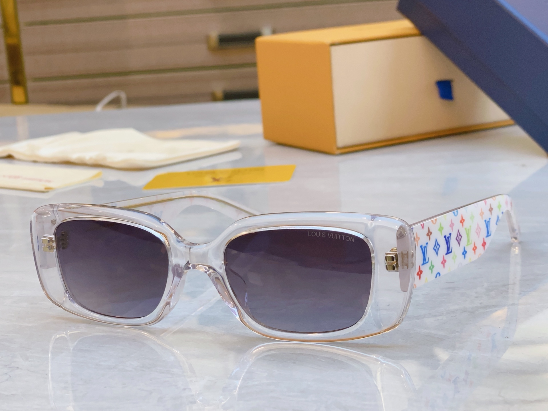 ，【LOUIS VUITTO*】路易*威登新款太阳镜，MODEL：Z2711W，SIZE：53口20-1